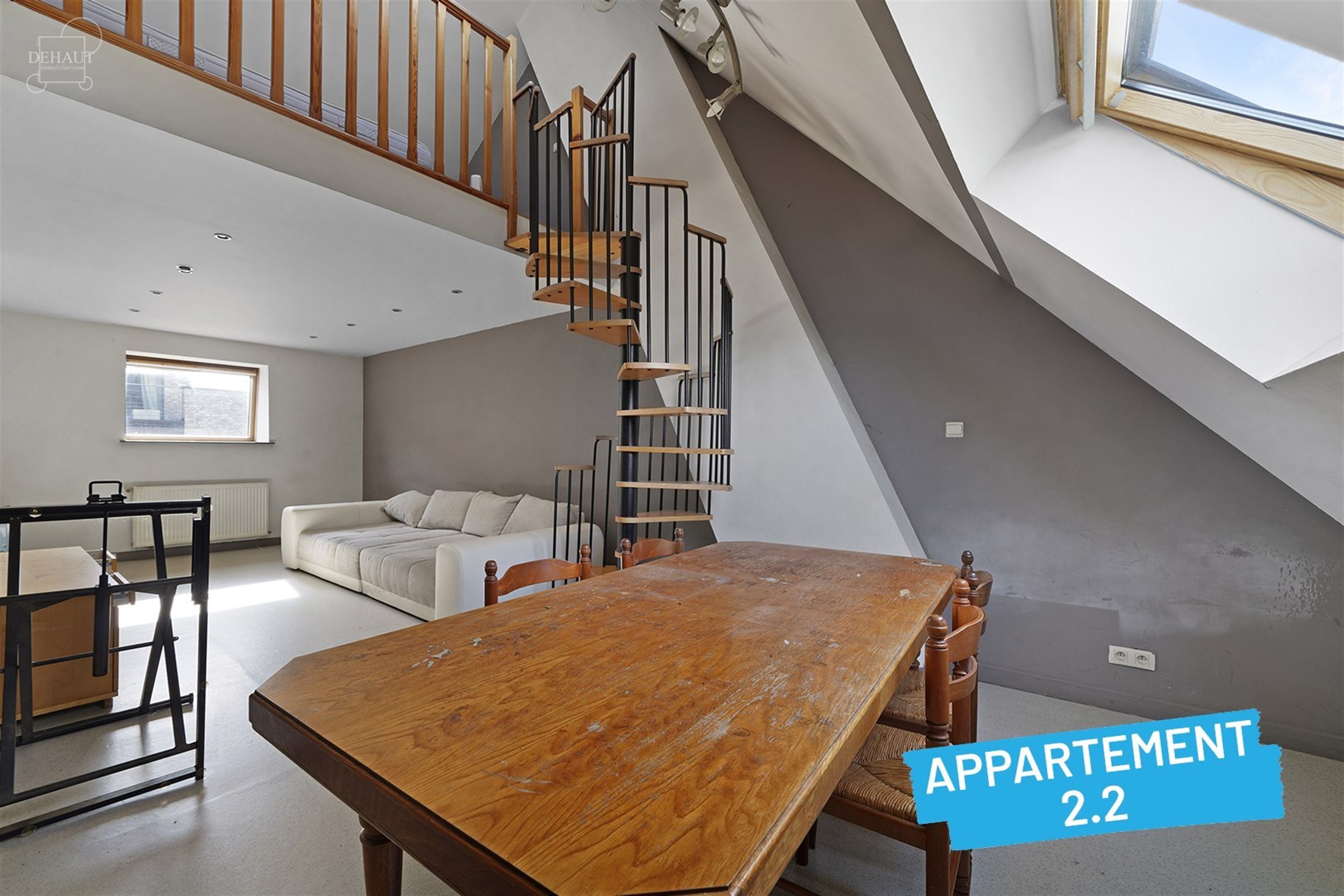 Immeuble de rapport avec garage et jardin comprenant 4 appartements répartis sur 3 étages. Chaque unité dispose d'un espace de vie ouvert et d'une ...