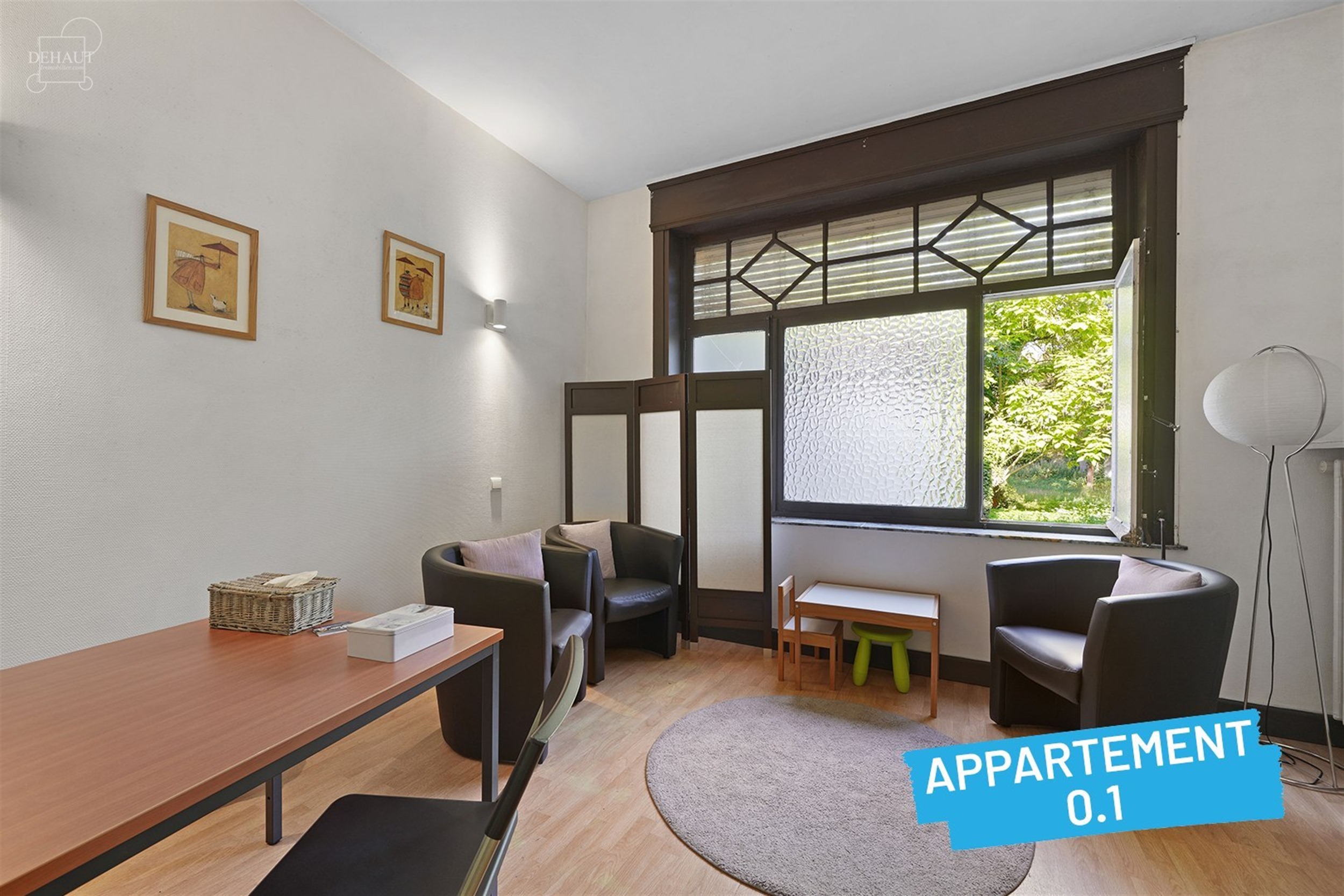Immeuble de rapport avec garage et jardin comprenant 4 appartements répartis sur 3 étages. Chaque unité dispose d'un espace de vie ouvert et d'une ...