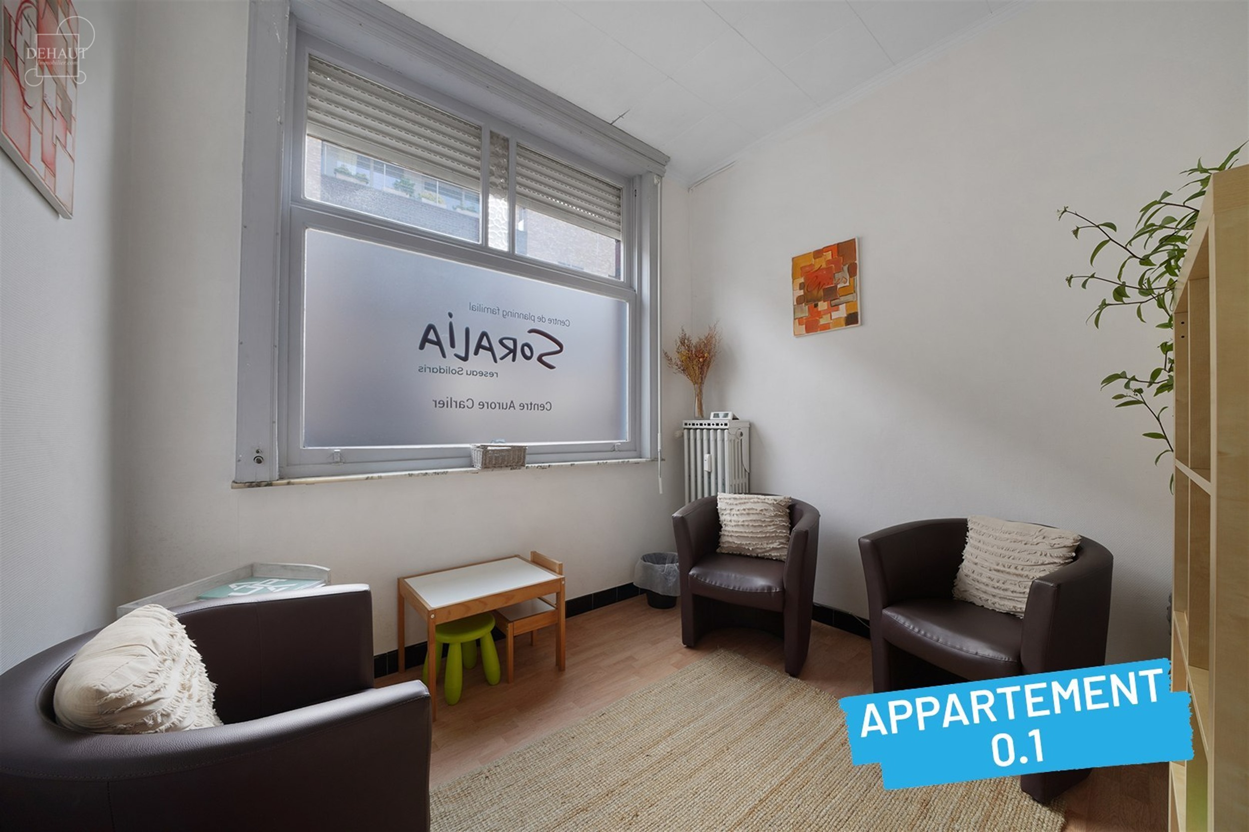 Immeuble de rapport avec garage et jardin comprenant 4 appartements répartis sur 3 étages. Chaque unité dispose d'un espace de vie ouvert et d'une ...