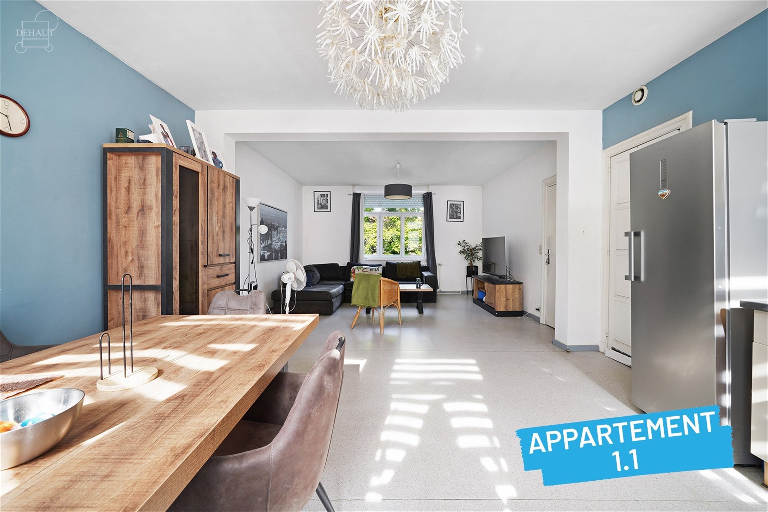 Immeuble de rapport avec garage et jardin comprenant 4 appartements répartis sur 3 étages. Chaque unité dispose d'un espace de vie ouvert et d'une ...