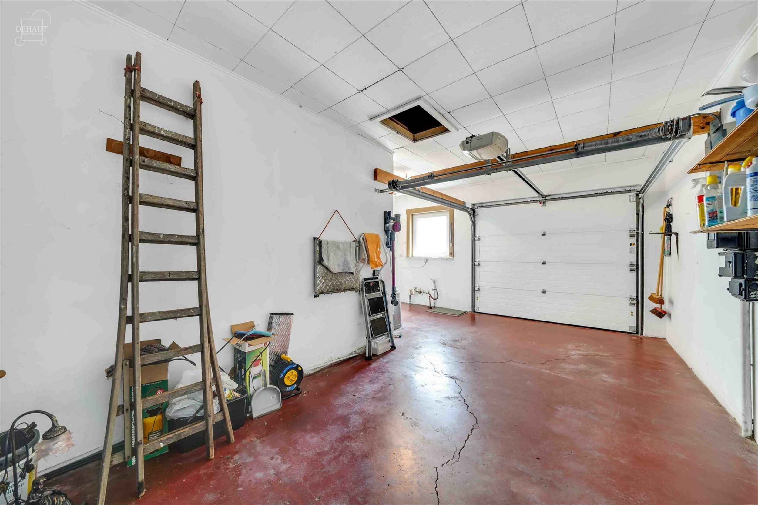 Maison de plain-pied 3 façades avec garage idéalement située dans un quartier résidentiel.
Comprend un hall d'entrée desservant un séjour, une ...
