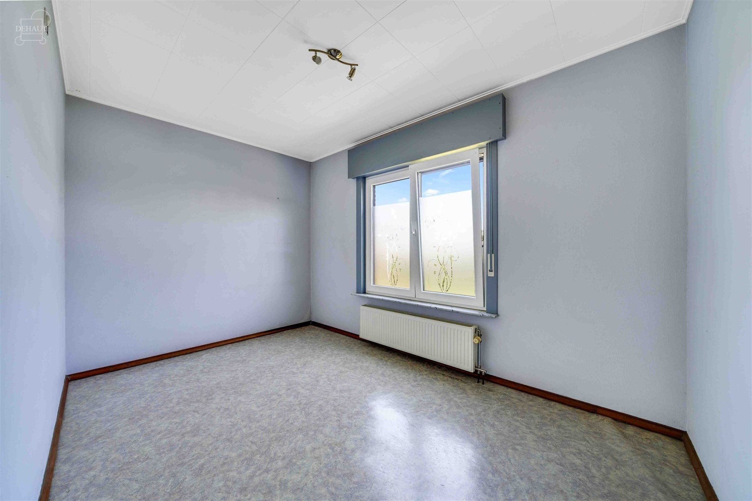 Maison de plain-pied 3 façades avec garage idéalement située dans un quartier résidentiel.
Comprend un hall d'entrée desservant un séjour, une ...