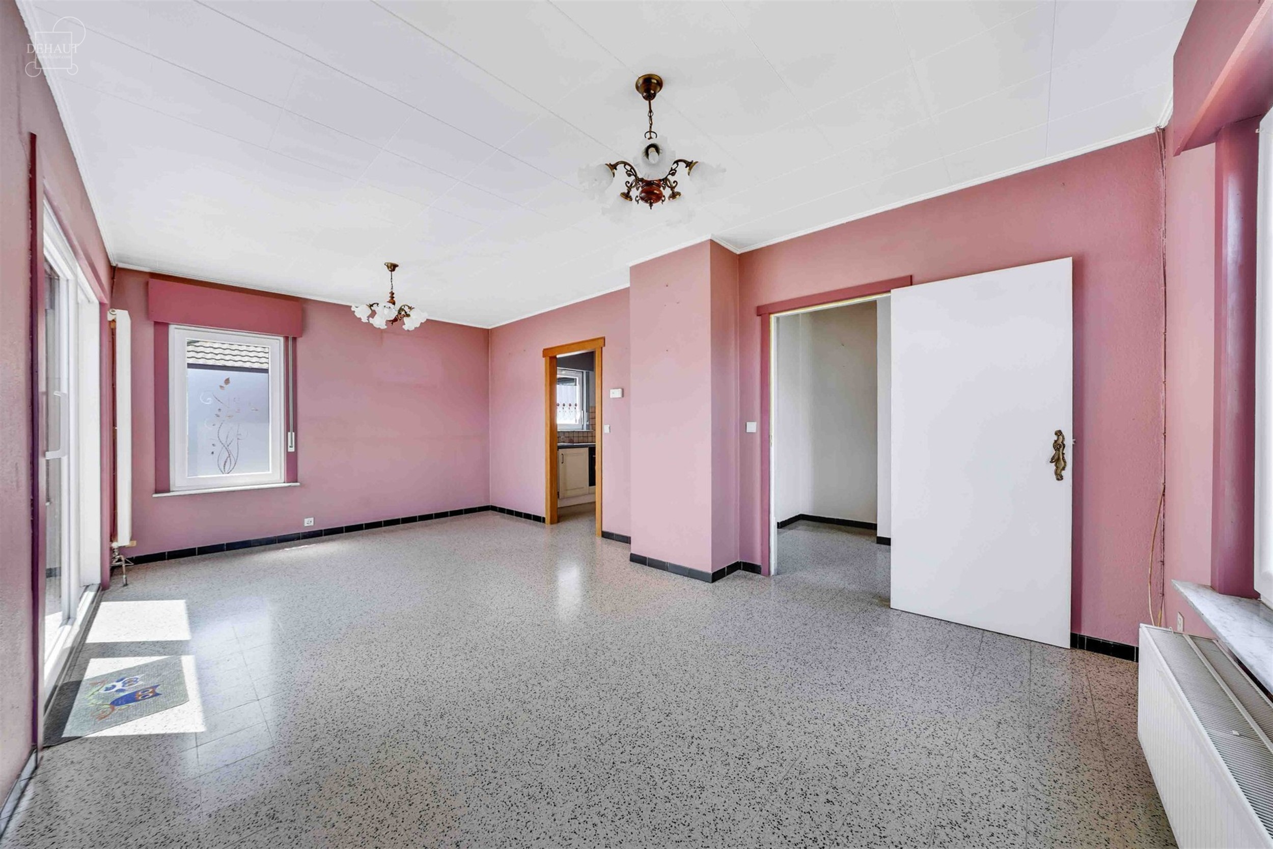 Maison de plain-pied 3 façades avec garage idéalement située dans un quartier résidentiel.
Comprend un hall d'entrée desservant un séjour, une ...