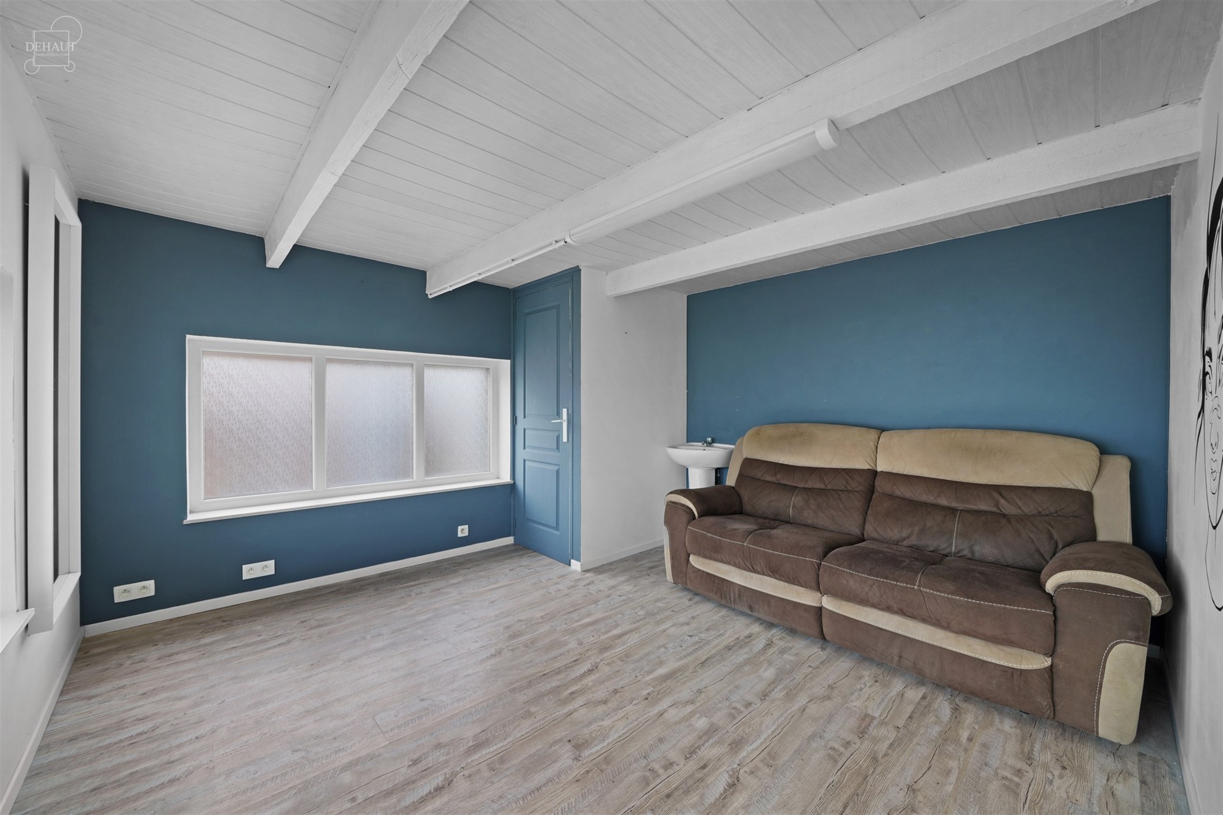 Jolie maison semi-flamande 3 façades située dans une rue calme . Propose un lumineux séjour, une cuisine équipée, une salle de bain, une buanderi...