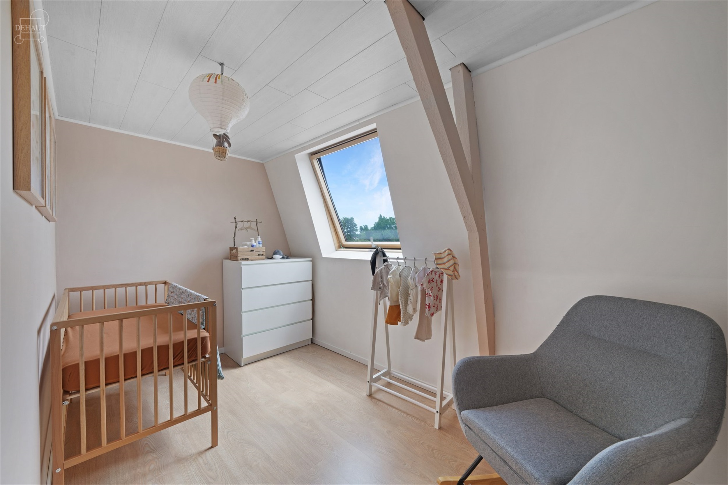 Jolie maison semi-flamande 3 façades située dans une rue calme . Propose un lumineux séjour, une cuisine équipée, une salle de bain, une buanderi...