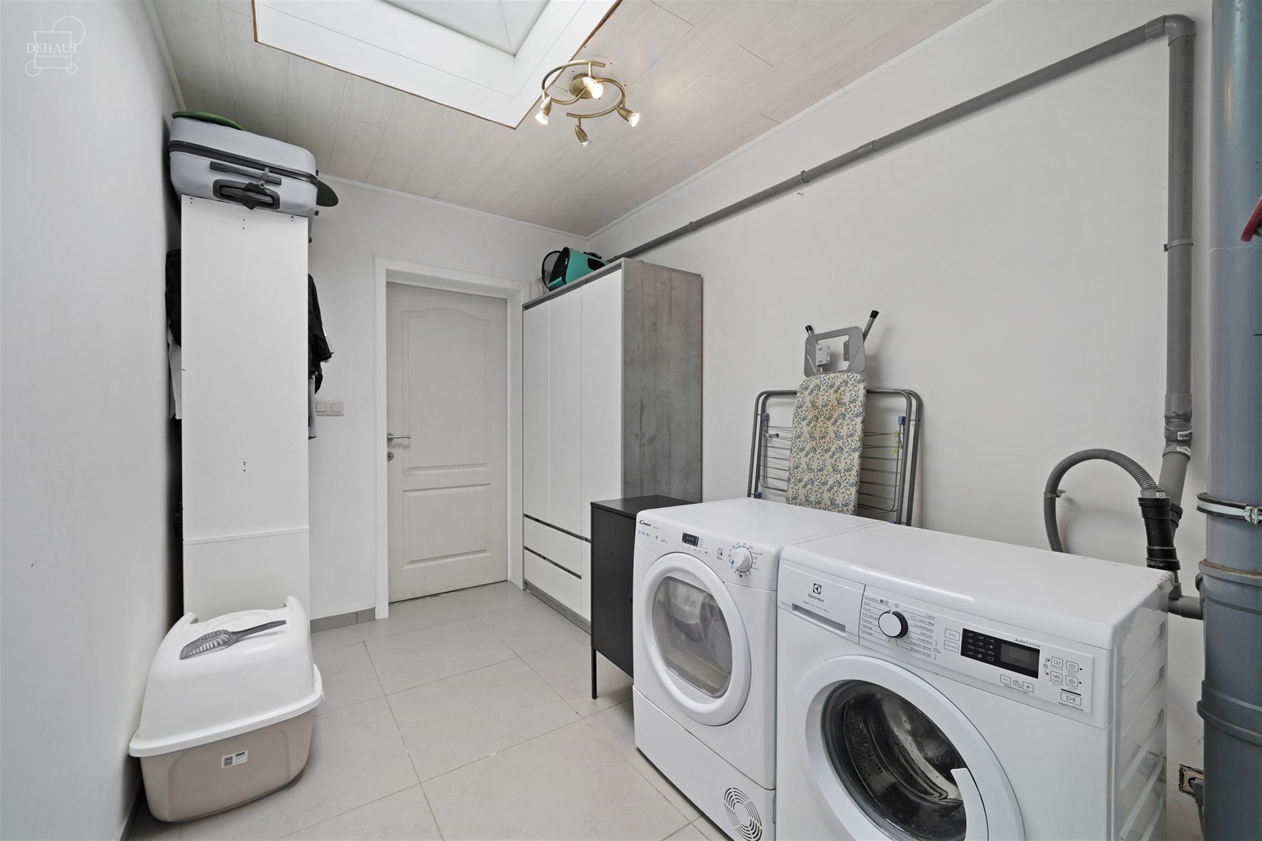 Jolie maison semi-flamande 3 façades située dans une rue calme . Propose un lumineux séjour, une cuisine équipée, une salle de bain, une buanderi...