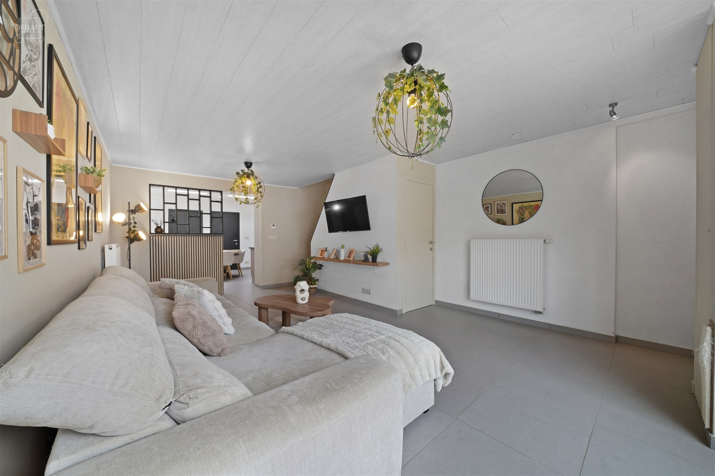 Jolie maison semi-flamande 3 façades située dans une rue calme . Propose un lumineux séjour, une cuisine équipée, une salle de bain, une buanderi...
