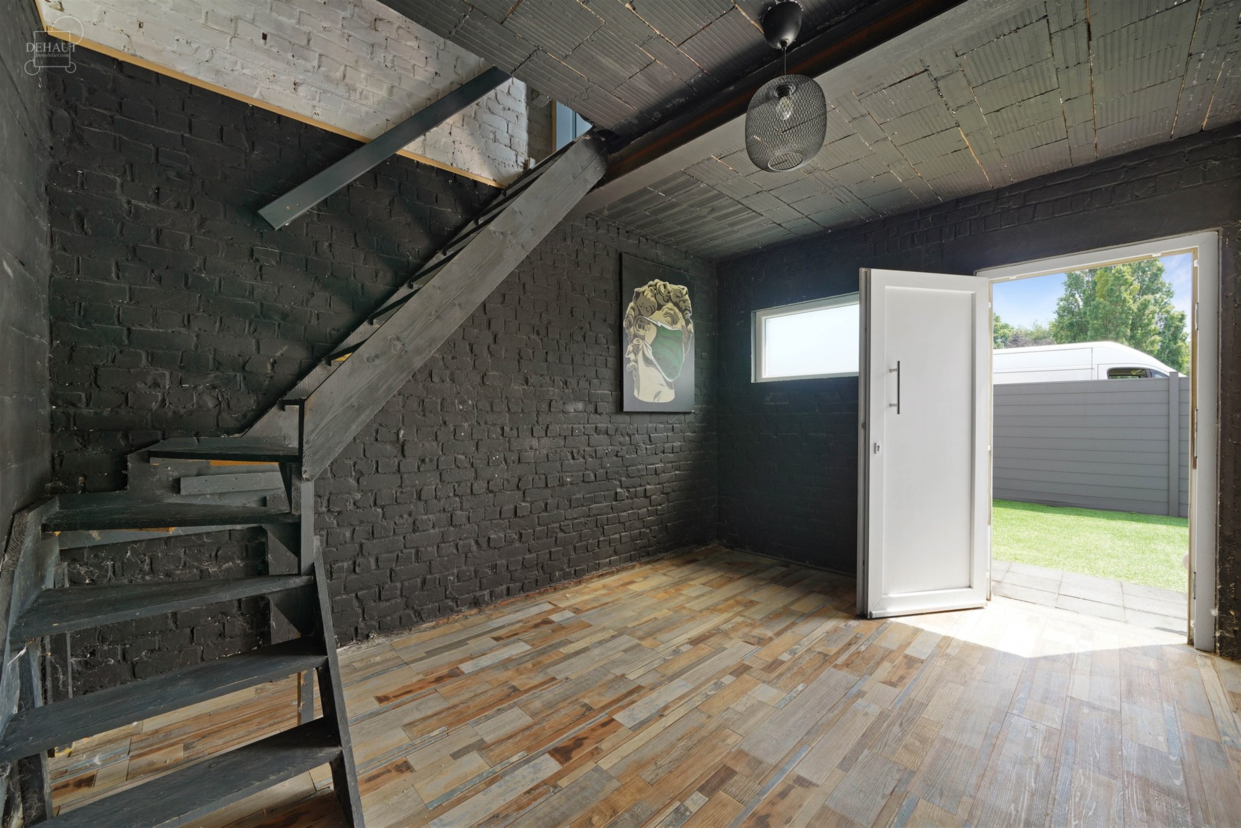 Jolie maison semi-flamande 3 façades située dans une rue calme . Propose un lumineux séjour, une cuisine équipée, une salle de bain, une buanderi...