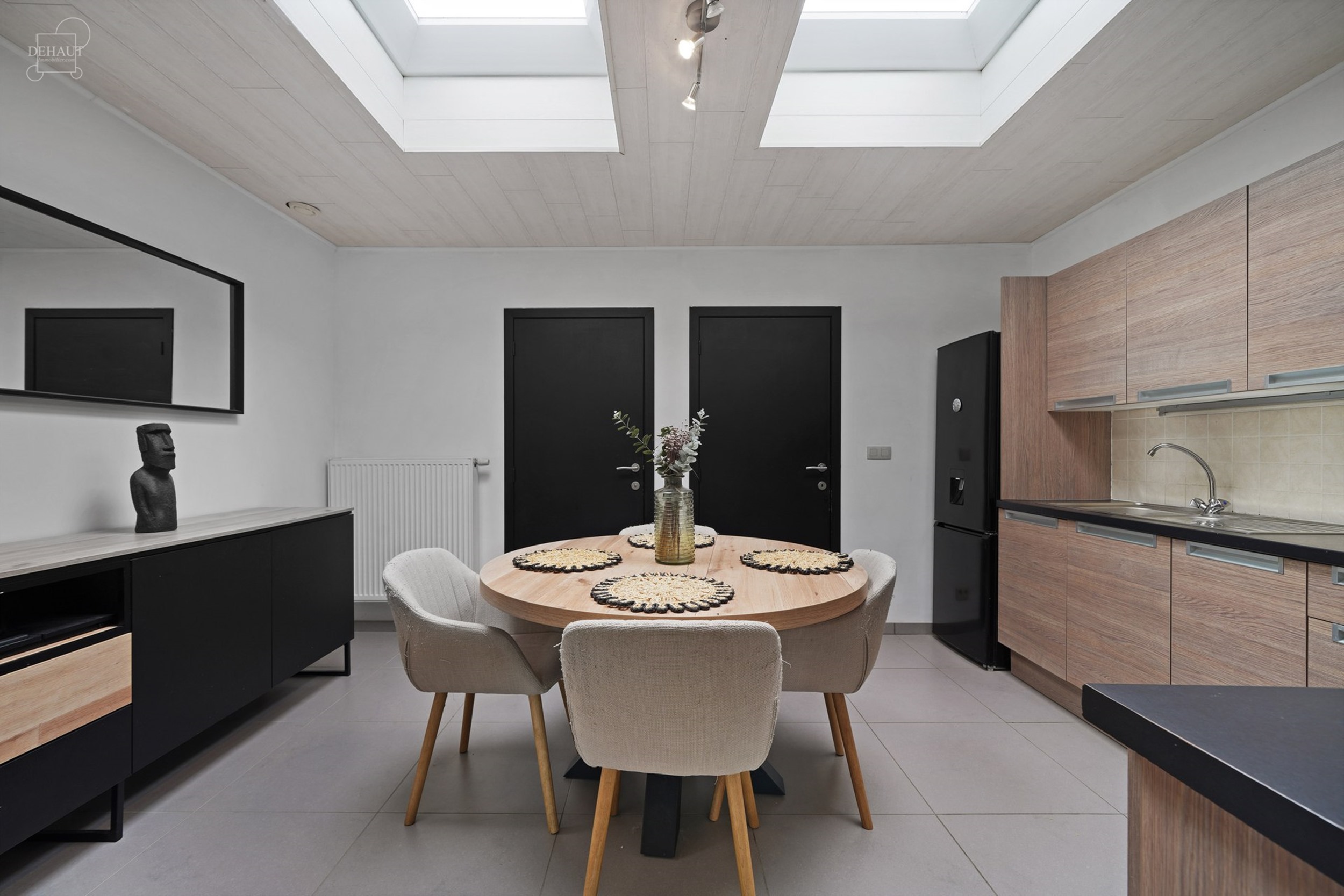 Jolie maison semi-flamande 3 façades située dans une rue calme . Propose un lumineux séjour, une cuisine équipée, une salle de bain, une buanderi...