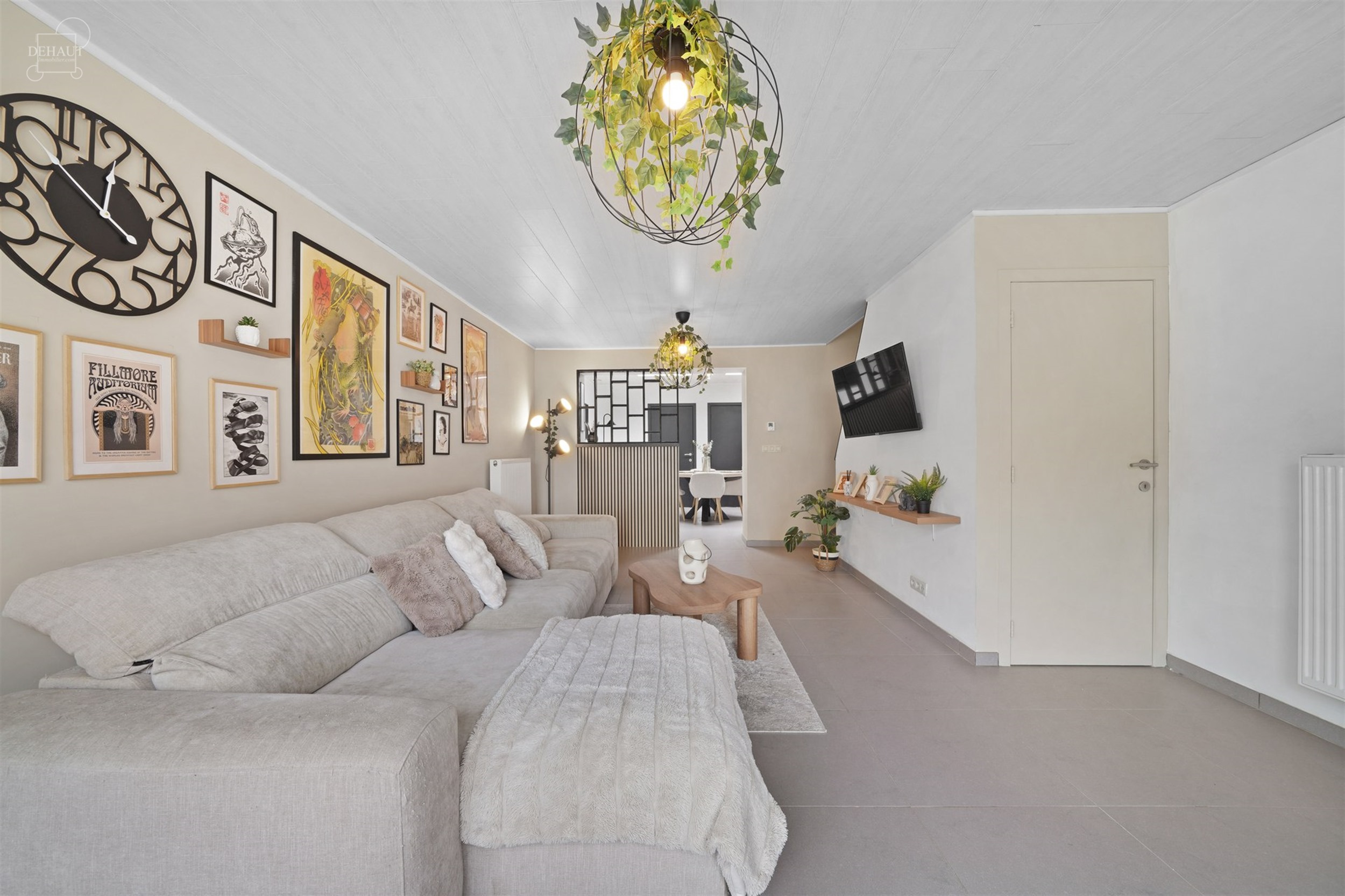 Jolie maison semi-flamande 3 façades située dans une rue calme . Propose un lumineux séjour, une cuisine équipée, une salle de bain, une buanderi...