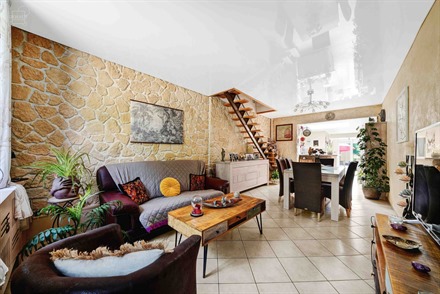Jolie maison de ville idéalement située au calme avec vue sur la Lys. Se compose d'un séjour, une cuisine équipée, une salle de bain, un WC indé...