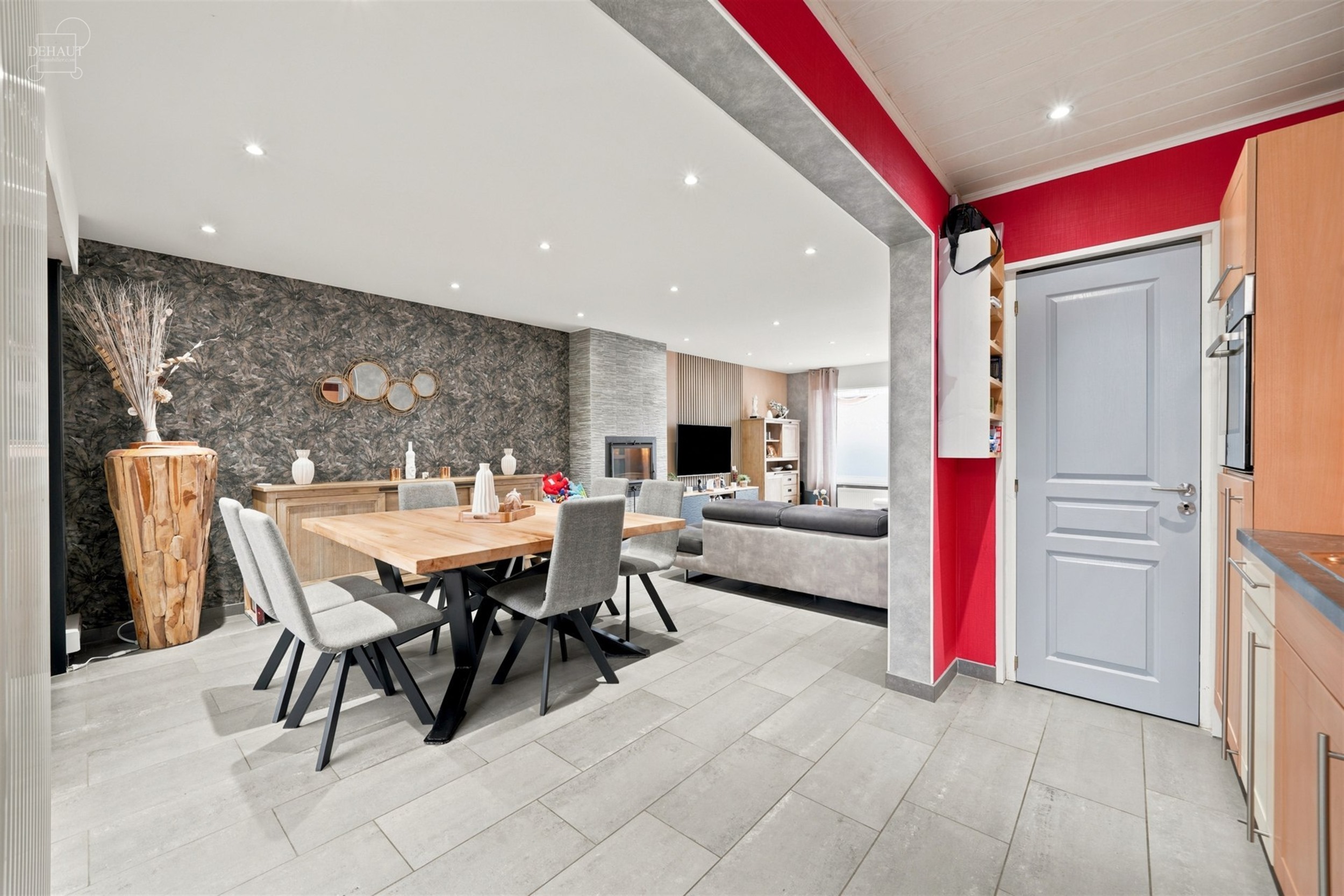 Jolie maison 3 façades située à proximité de toutes commodités.
Dispose d'un hall d'entrée, un séjour ouvert sur une cuisine équipée, un cel...