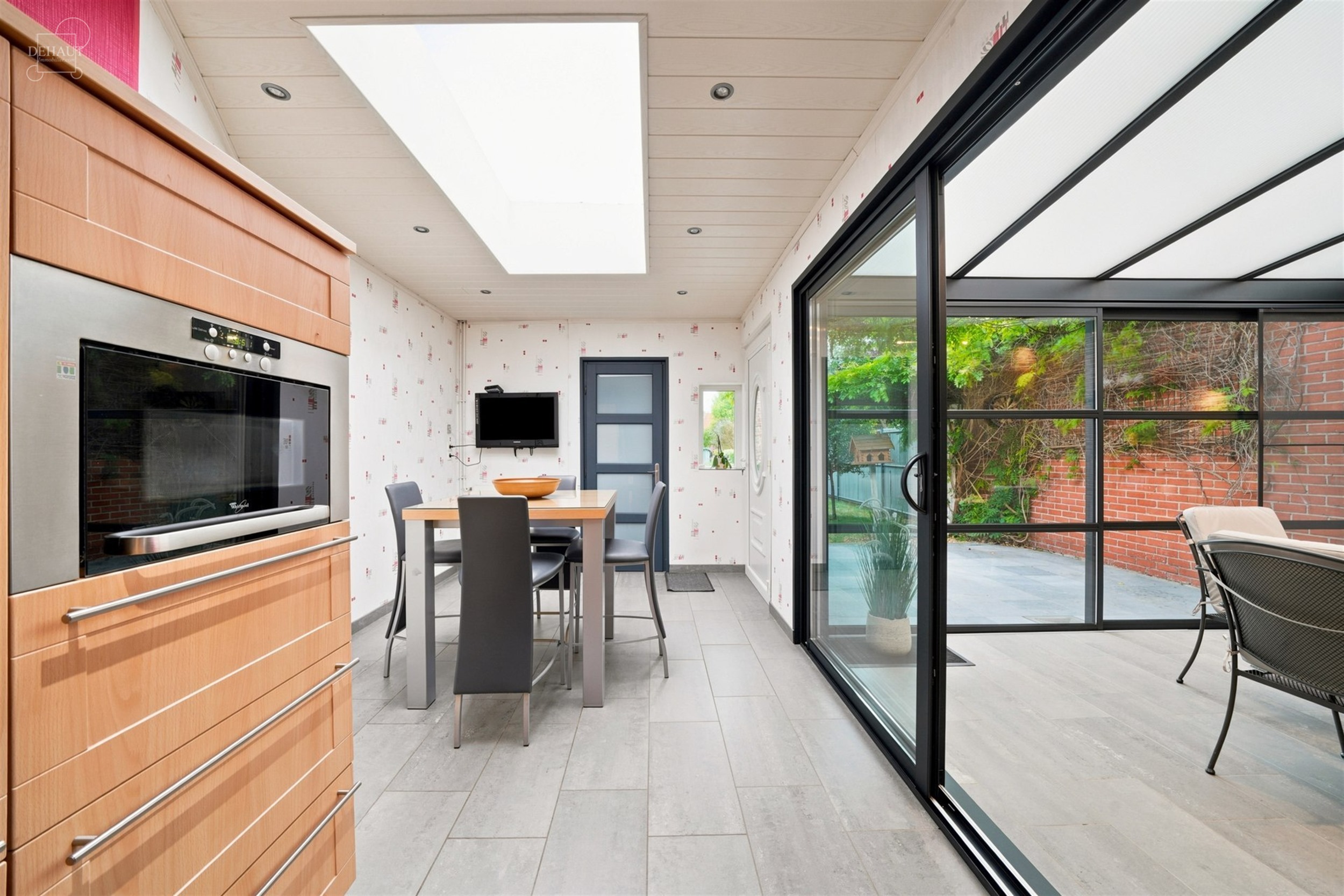 Jolie maison 3 façades située à proximité de toutes commodités.
Dispose d'un hall d'entrée, un séjour ouvert sur une cuisine équipée, un cel...