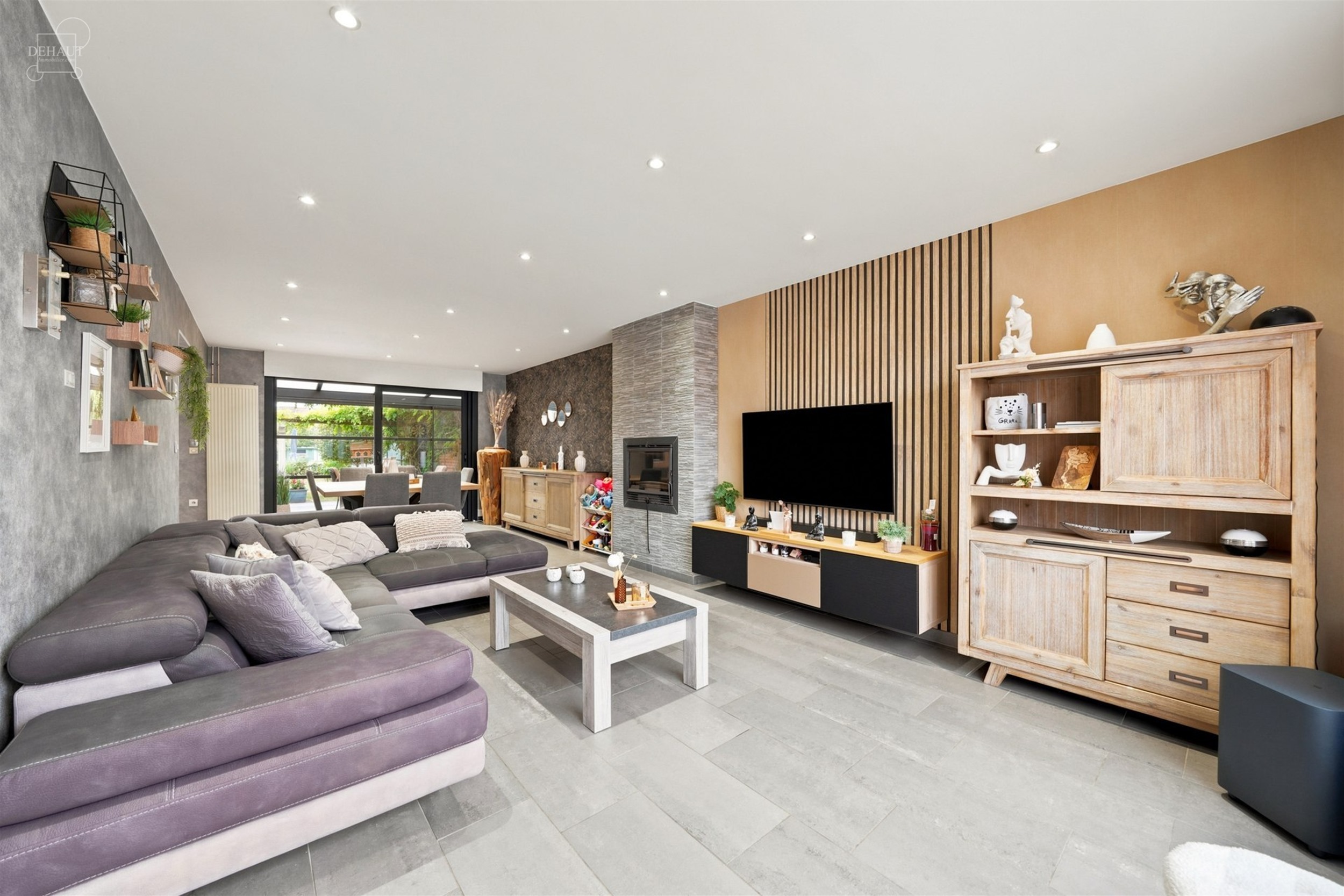 Jolie maison 3 façades située à proximité de toutes commodités.
Dispose d'un hall d'entrée, un séjour ouvert sur une cuisine équipée, un cel...