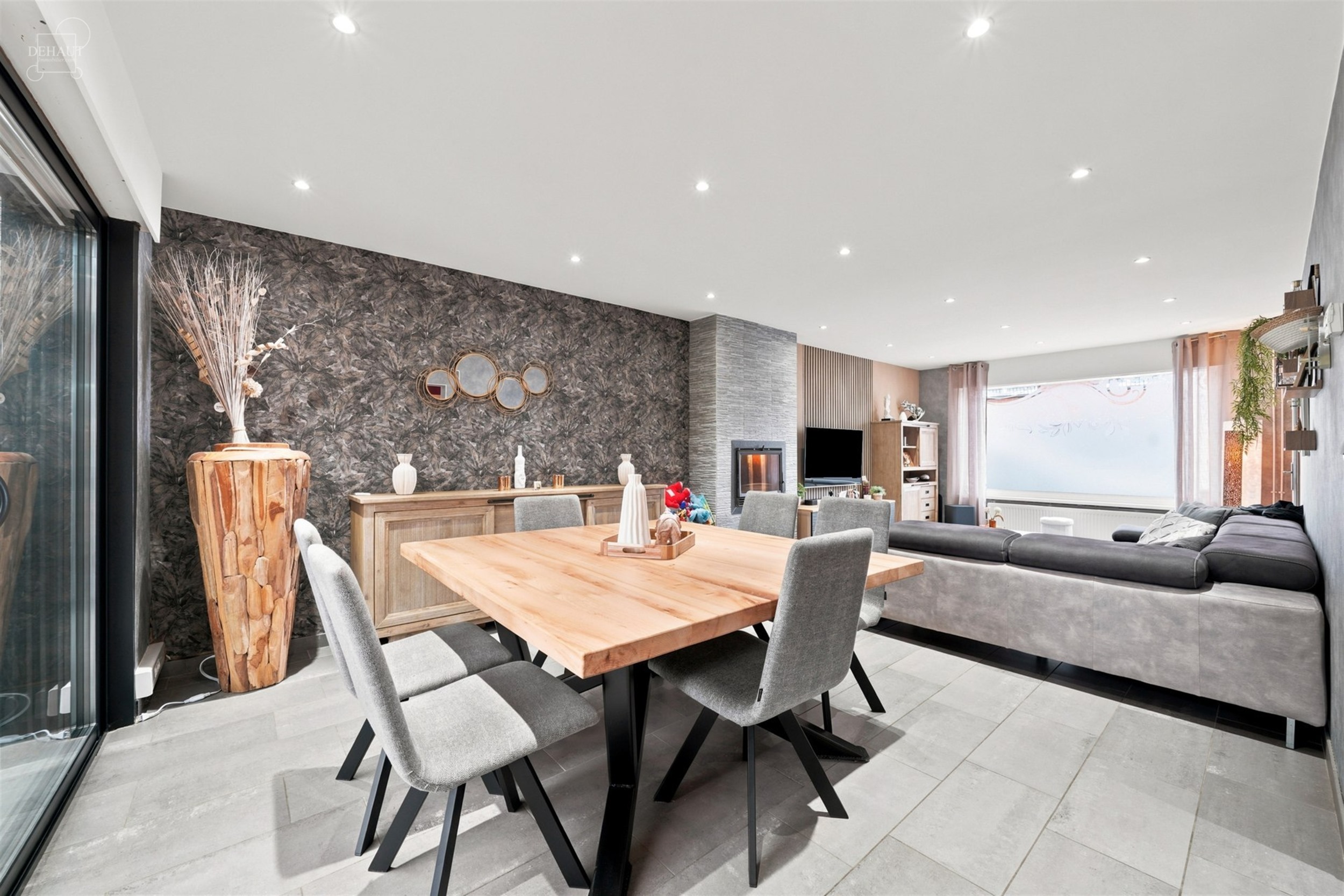 Jolie maison 3 façades située à proximité de toutes commodités.
Dispose d'un hall d'entrée, un séjour ouvert sur une cuisine équipée, un cel...
