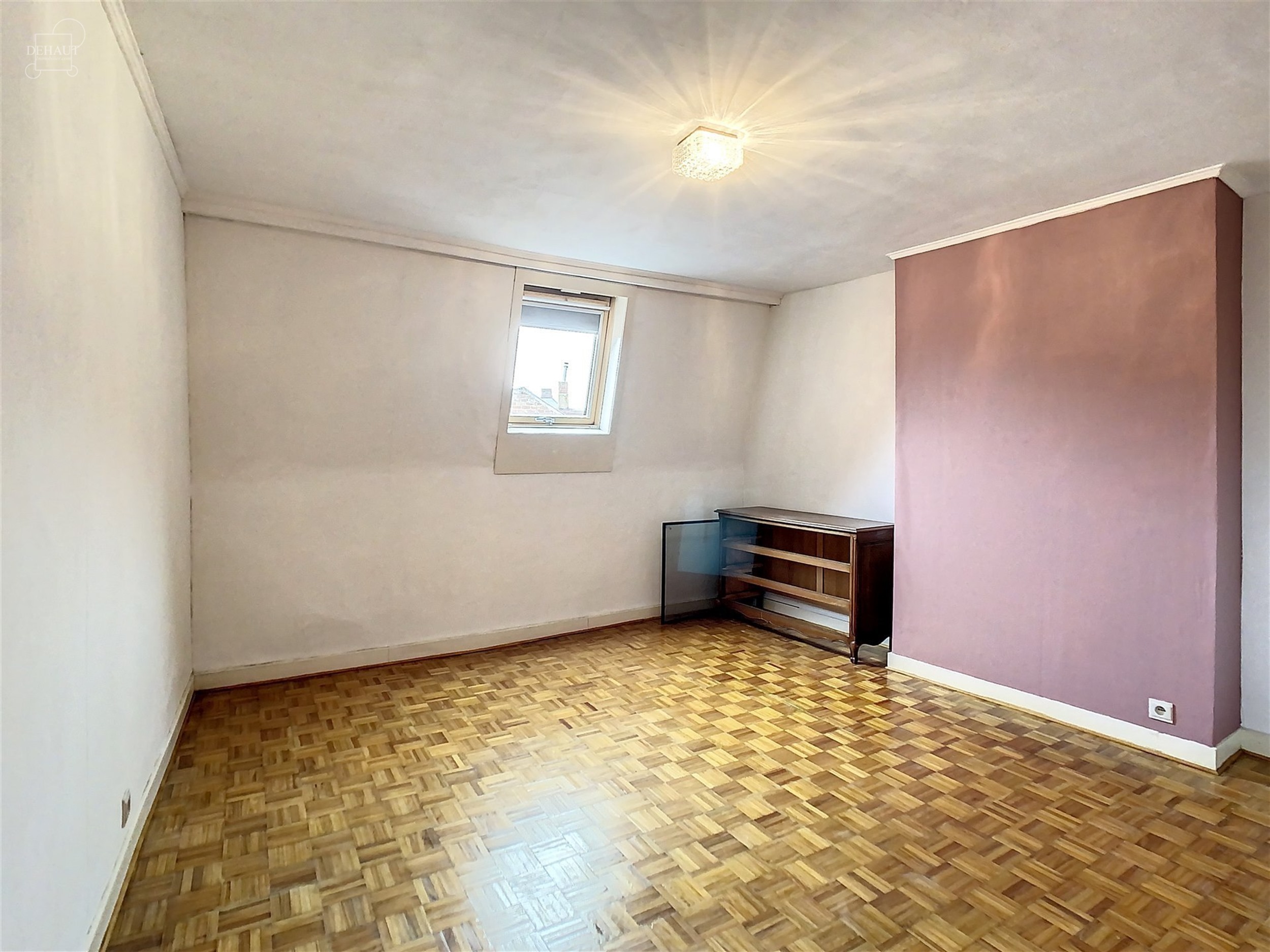 Mooie 3-gevel woning met zij-ingang bestaande uit een inkomhal, een woonkamer, een ingerichte keuken, een badkamer, een apart toilet, 2 slaapkamers, e...