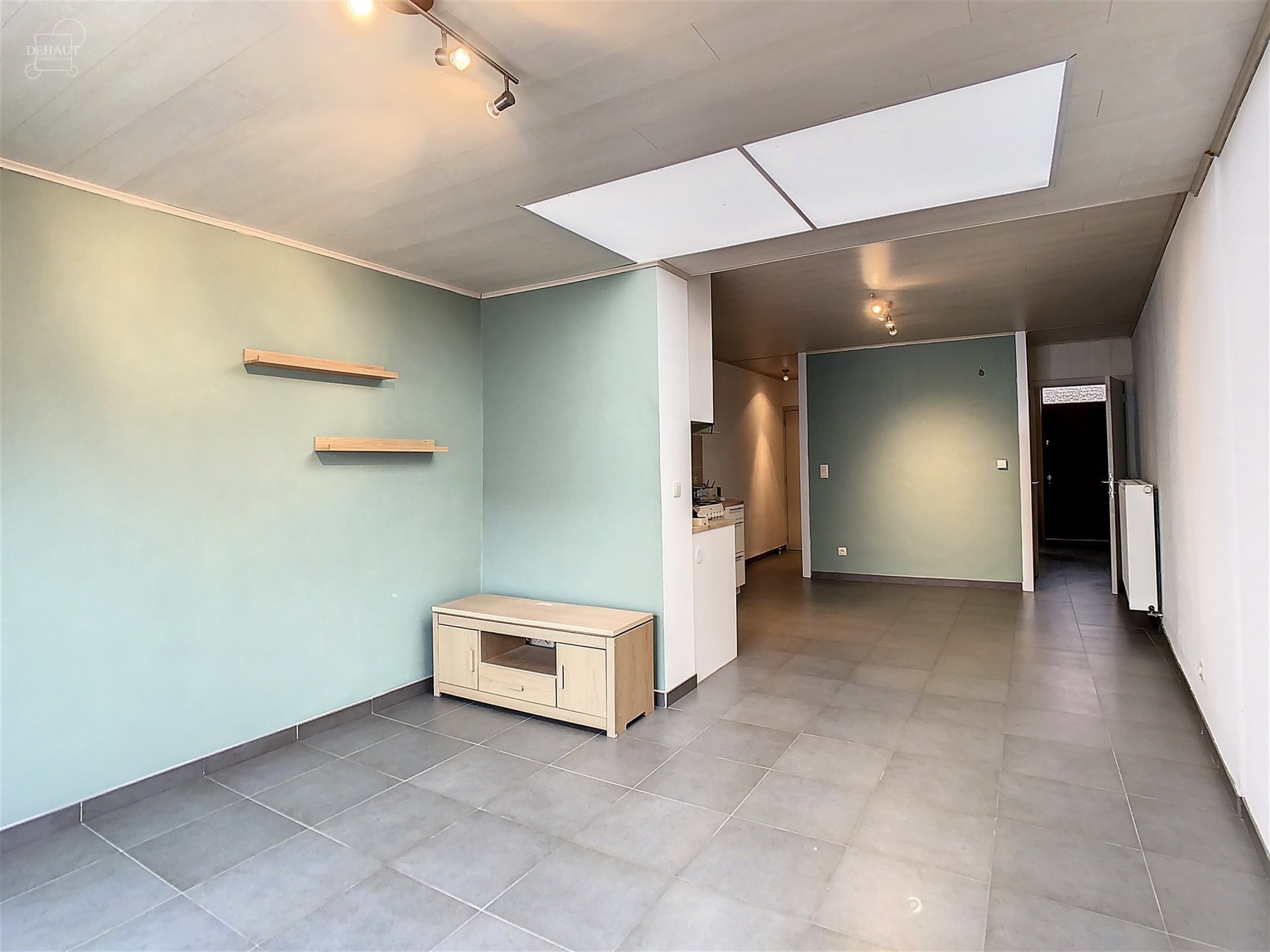 Mooie 3-gevel woning met zij-ingang bestaande uit een inkomhal, een woonkamer, een ingerichte keuken, een badkamer, een apart toilet, 2 slaapkamers, e...