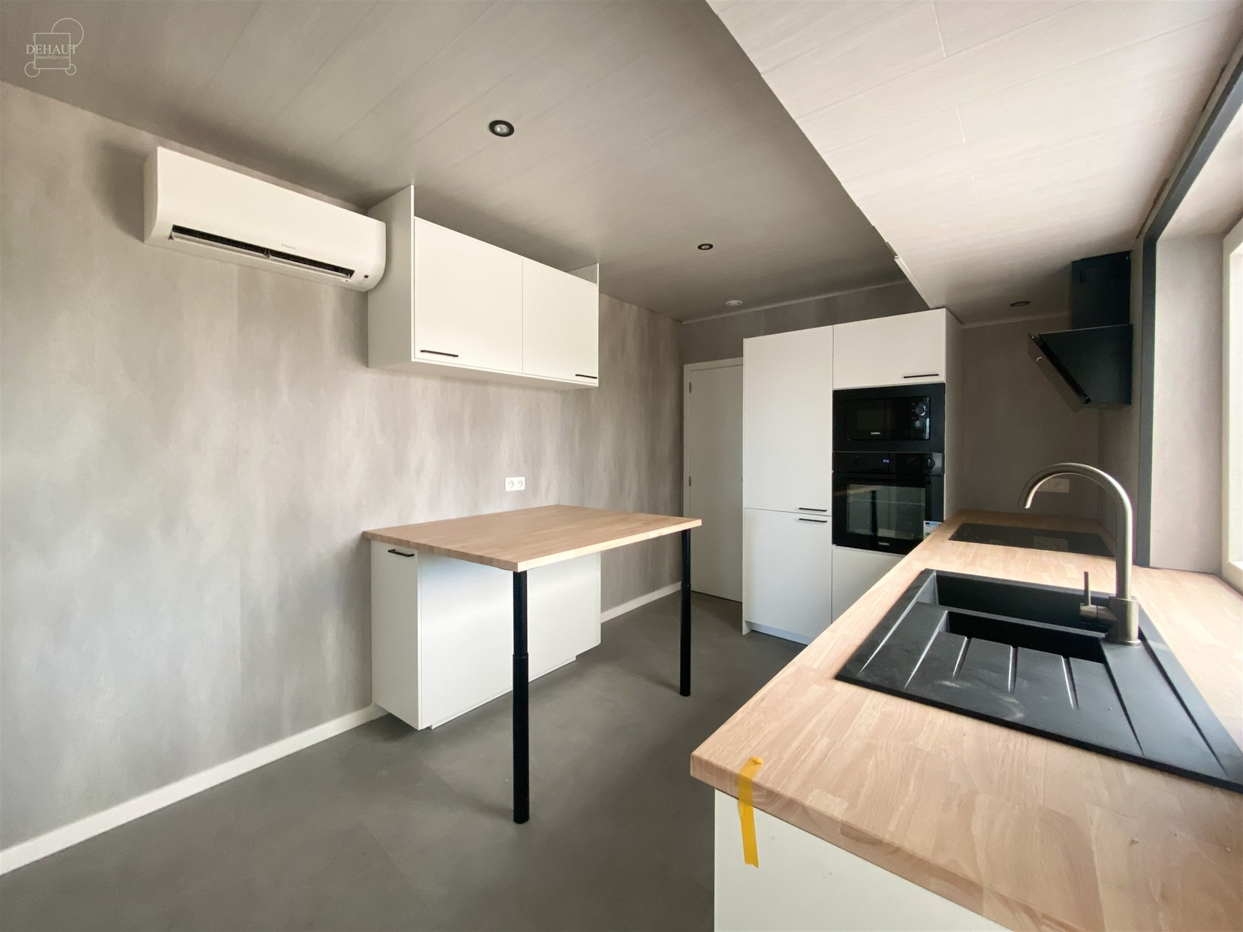 Superbe maison semi-individuelle entièrement rénovée se composant d'un hall d'entrée, un séjour, une cuisine entièrement équipée, un débarras...