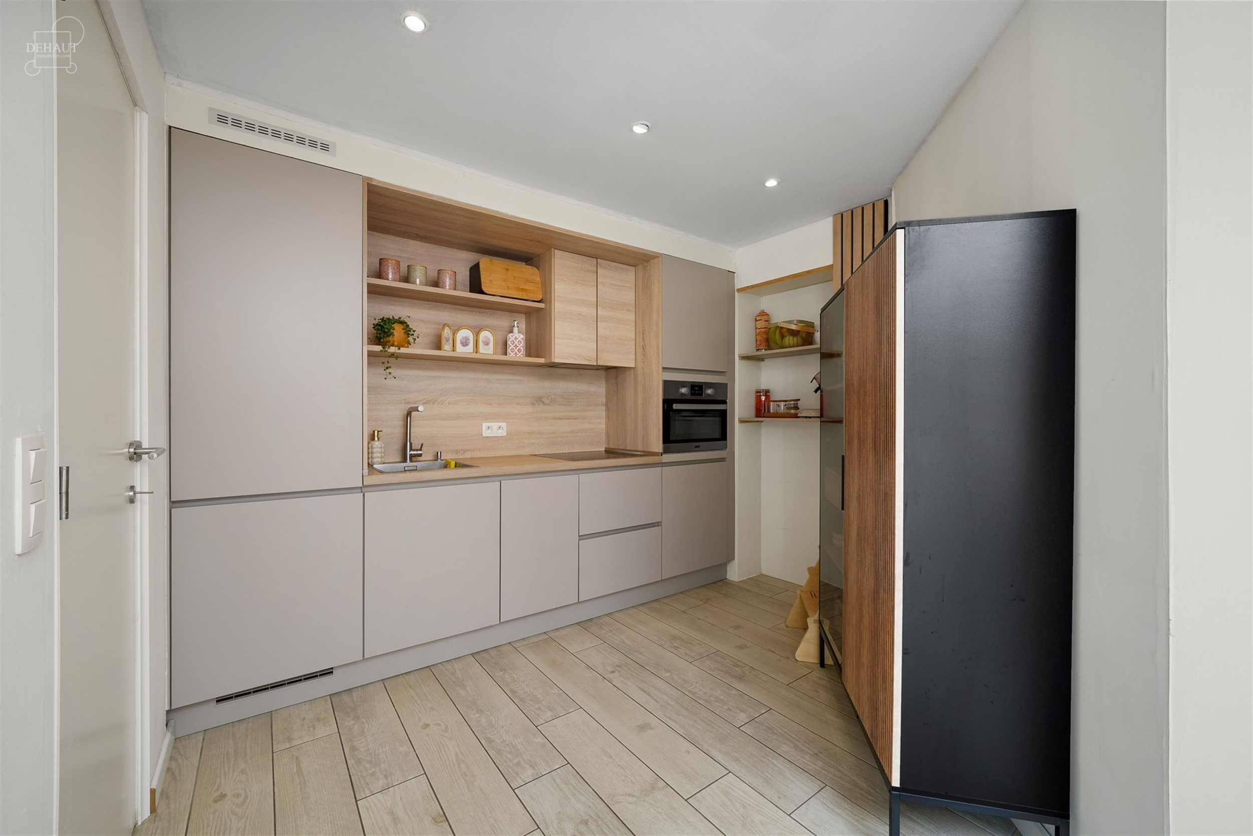 Superbe maison 3 façades située dans une rue calme avec garage et accès latéral.
Se compose au rez-de-chaussée d'un hall d'entrée desservant un...