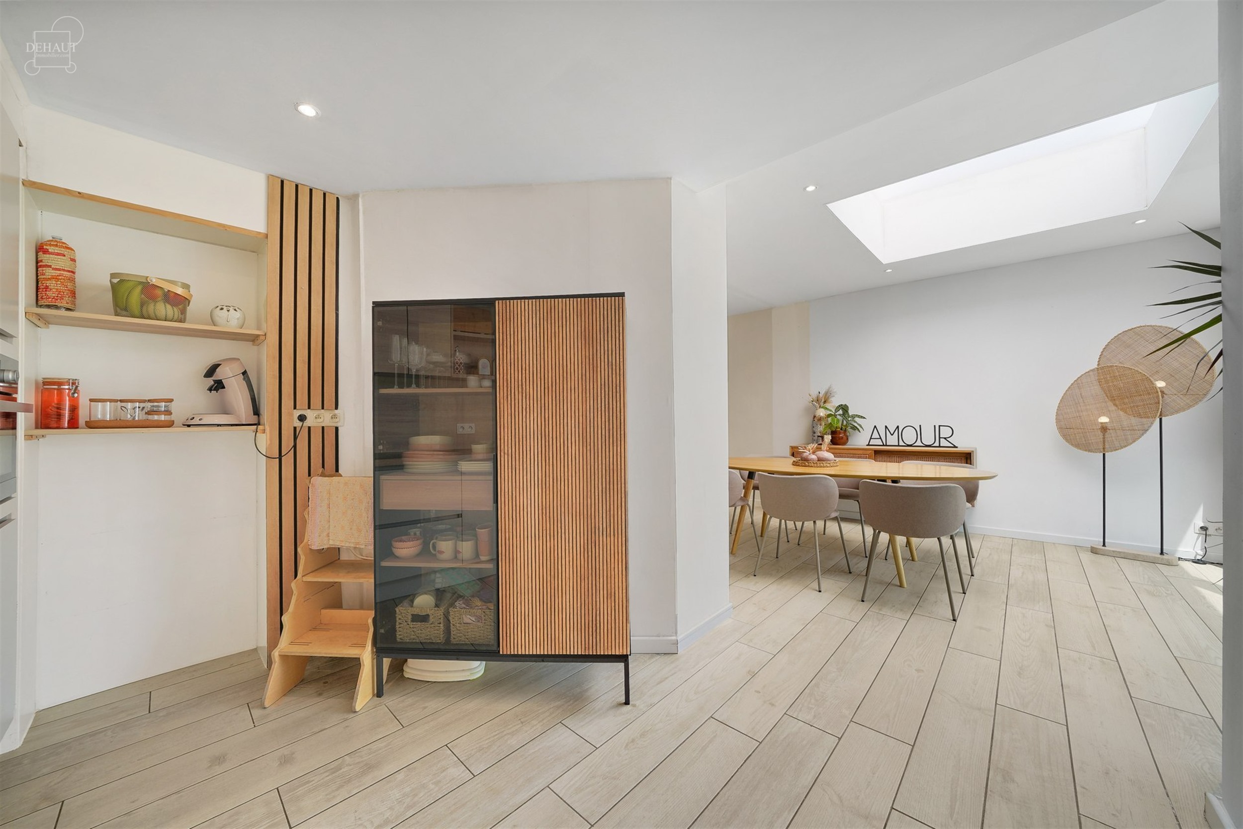Superbe maison 3 façades située dans une rue calme avec garage et accès latéral.
Se compose au rez-de-chaussée d'un hall d'entrée desservant un...