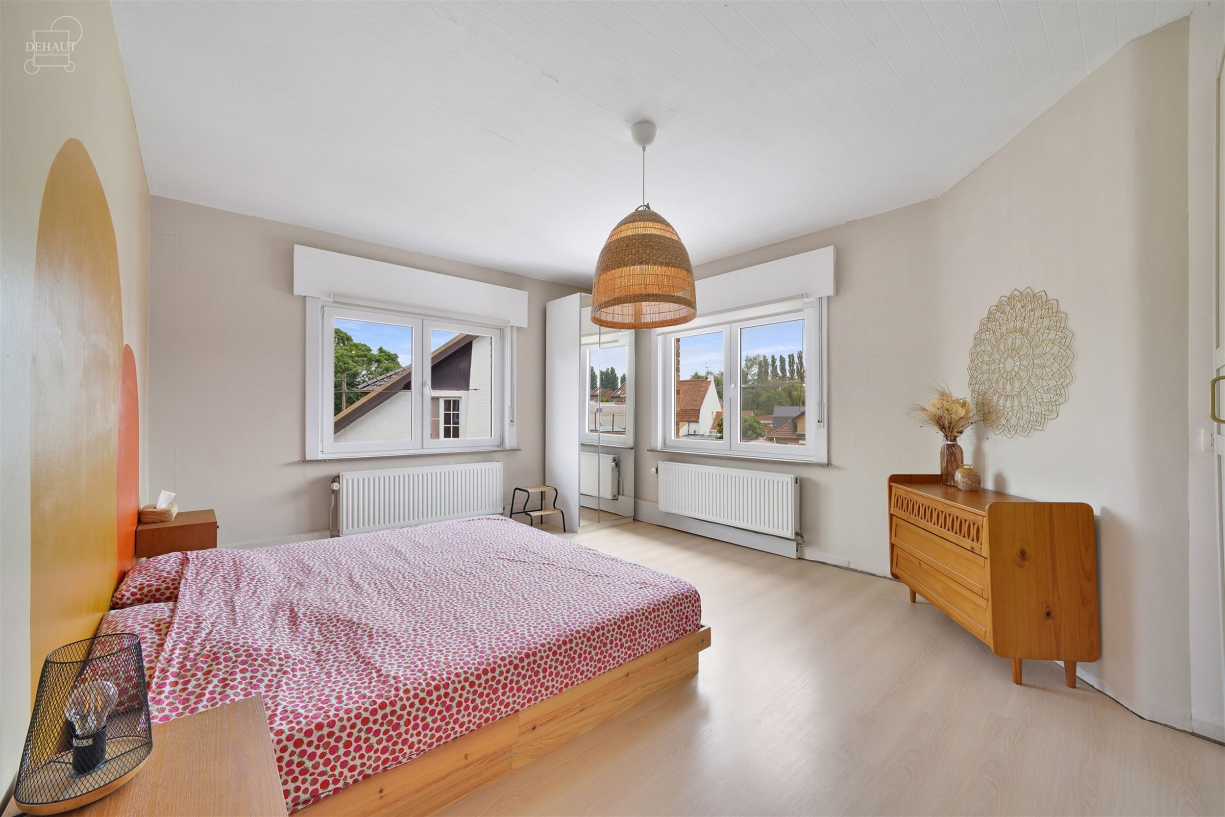 Superbe maison 3 façades située dans une rue calme avec garage et accès latéral.
Se compose au rez-de-chaussée d'un hall d'entrée desservant un...