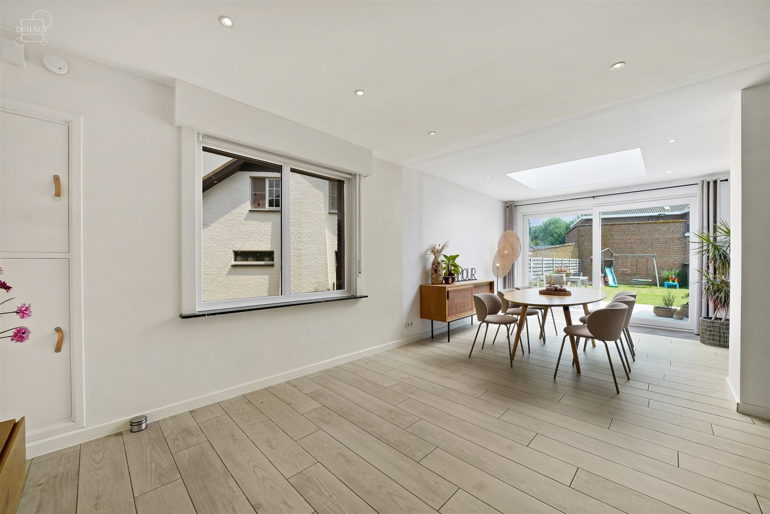 Superbe maison 3 façades située dans une rue calme avec garage et accès latéral.
Se compose au rez-de-chaussée d'un hall d'entrée desservant un...