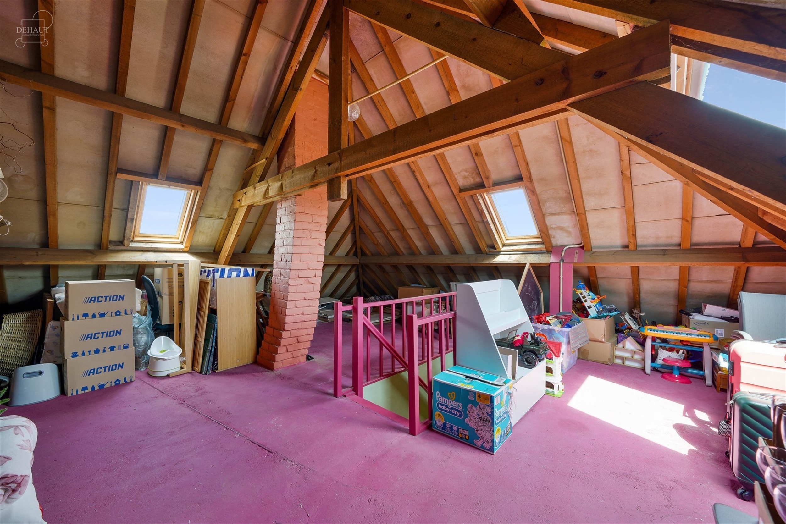 Superbe maison 3 façades située dans une rue calme avec garage et accès latéral.
Se compose au rez-de-chaussée d'un hall d'entrée desservant un...