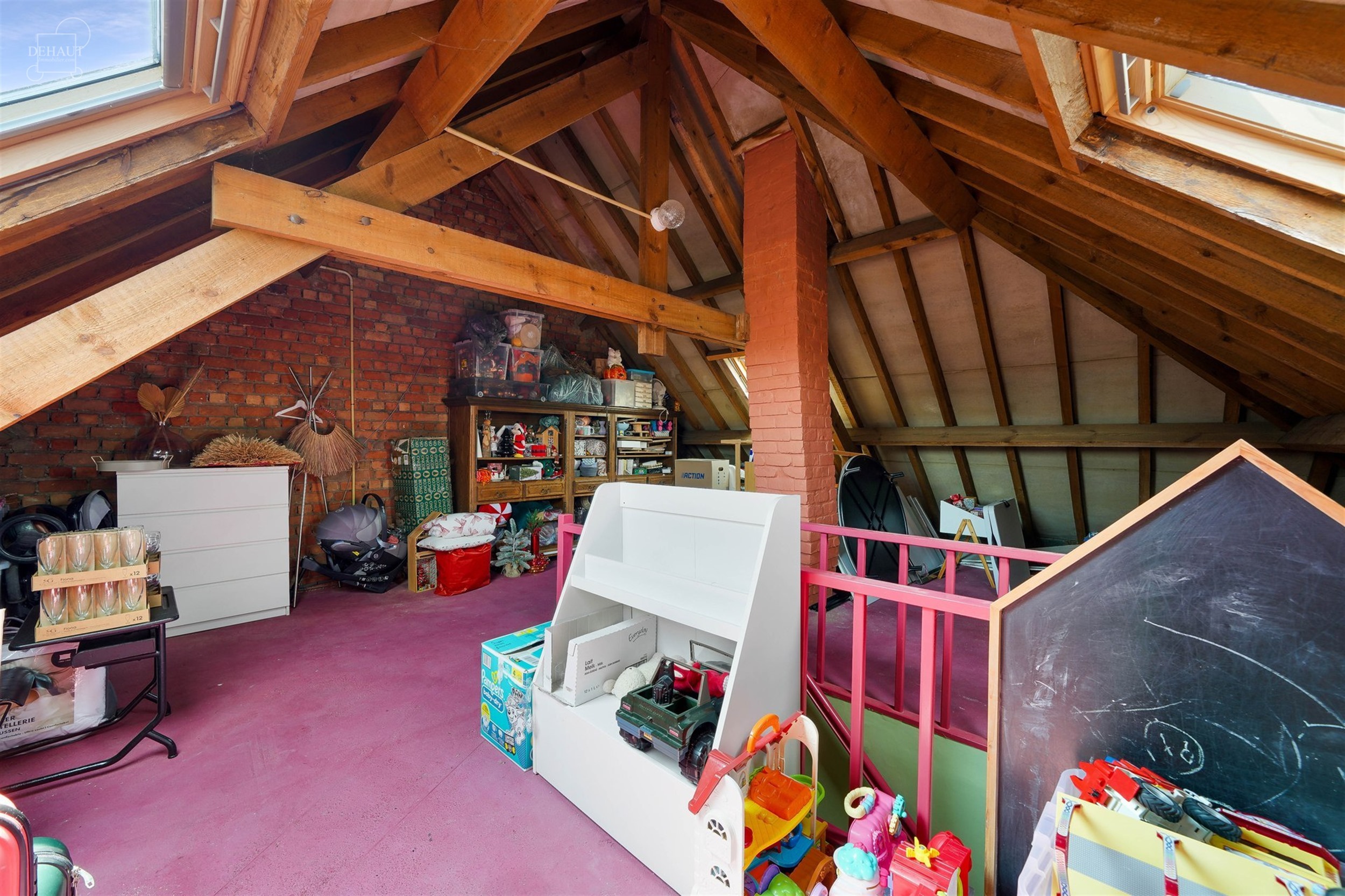Superbe maison 3 façades située dans une rue calme avec garage et accès latéral.
Se compose au rez-de-chaussée d'un hall d'entrée desservant un...