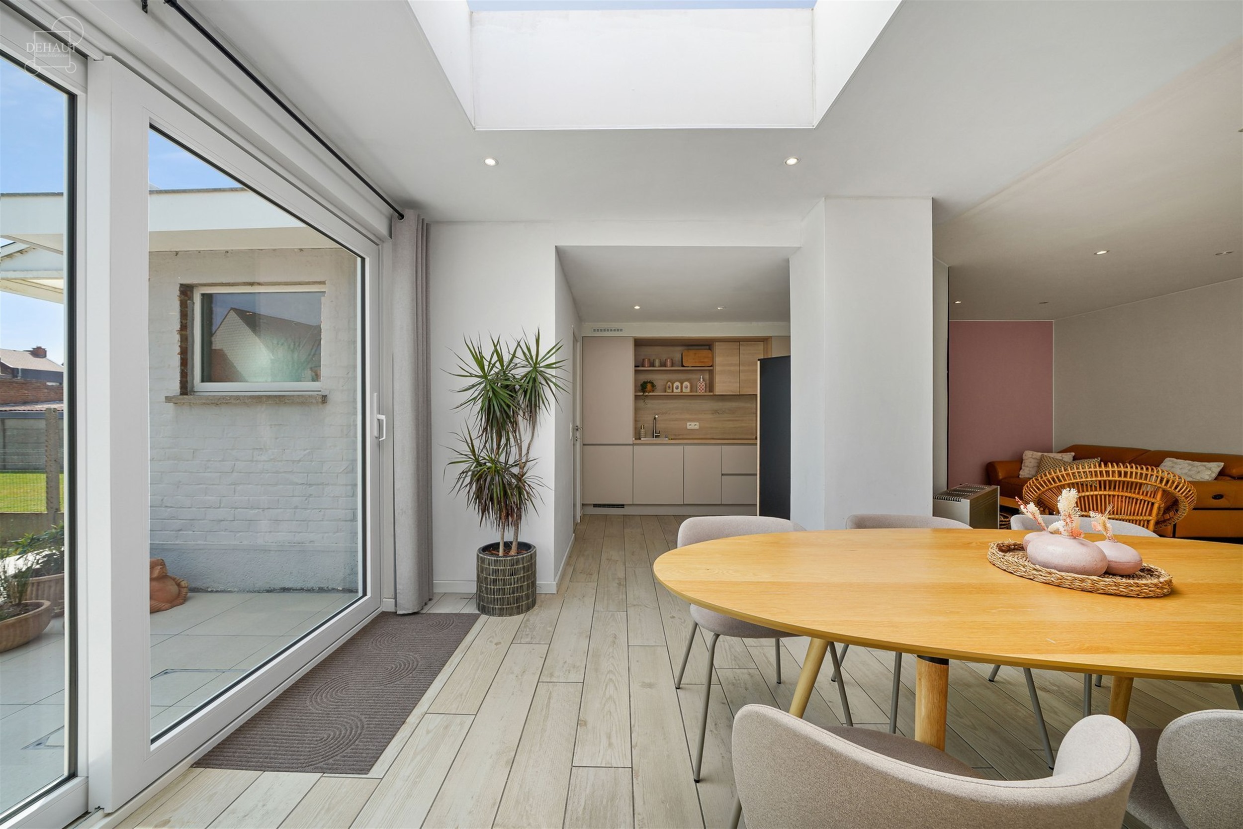 Superbe maison 3 façades située dans une rue calme avec garage et accès latéral.
Se compose au rez-de-chaussée d'un hall d'entrée desservant un...