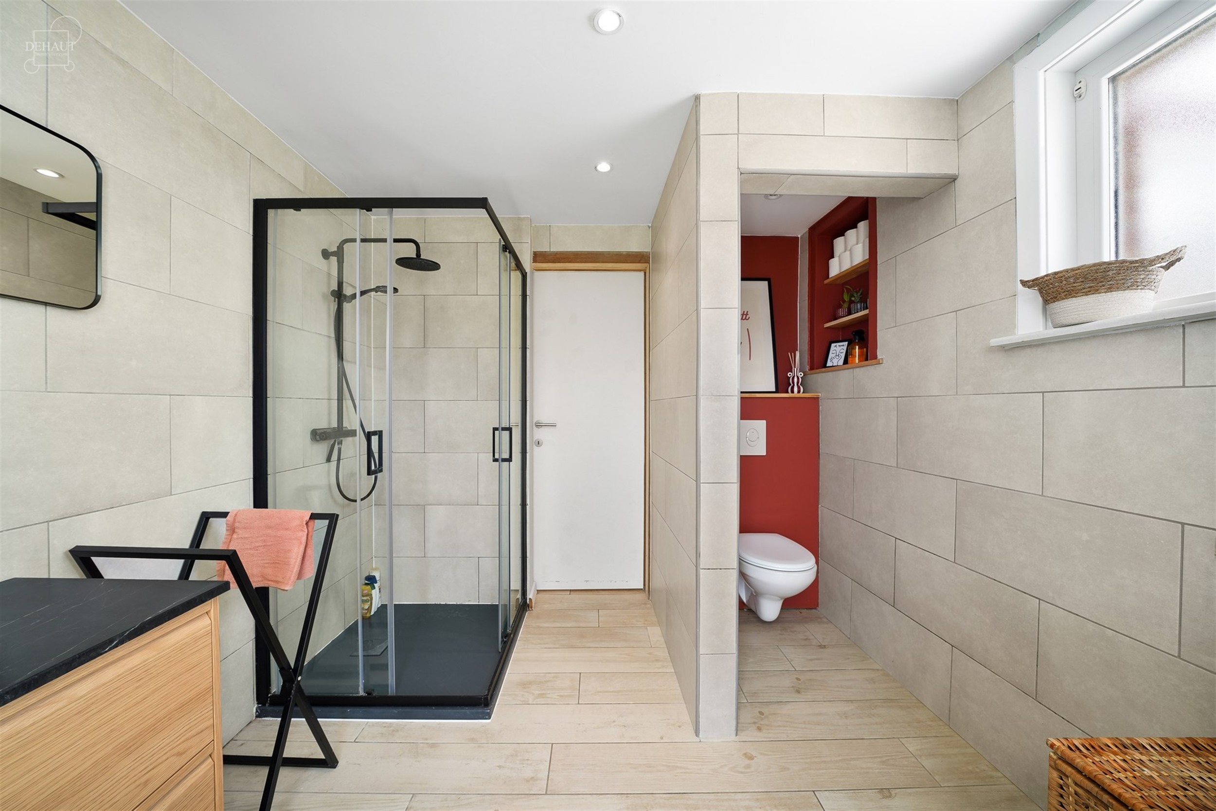 Superbe maison 3 façades située dans une rue calme avec garage et accès latéral.
Se compose au rez-de-chaussée d'un hall d'entrée desservant un...