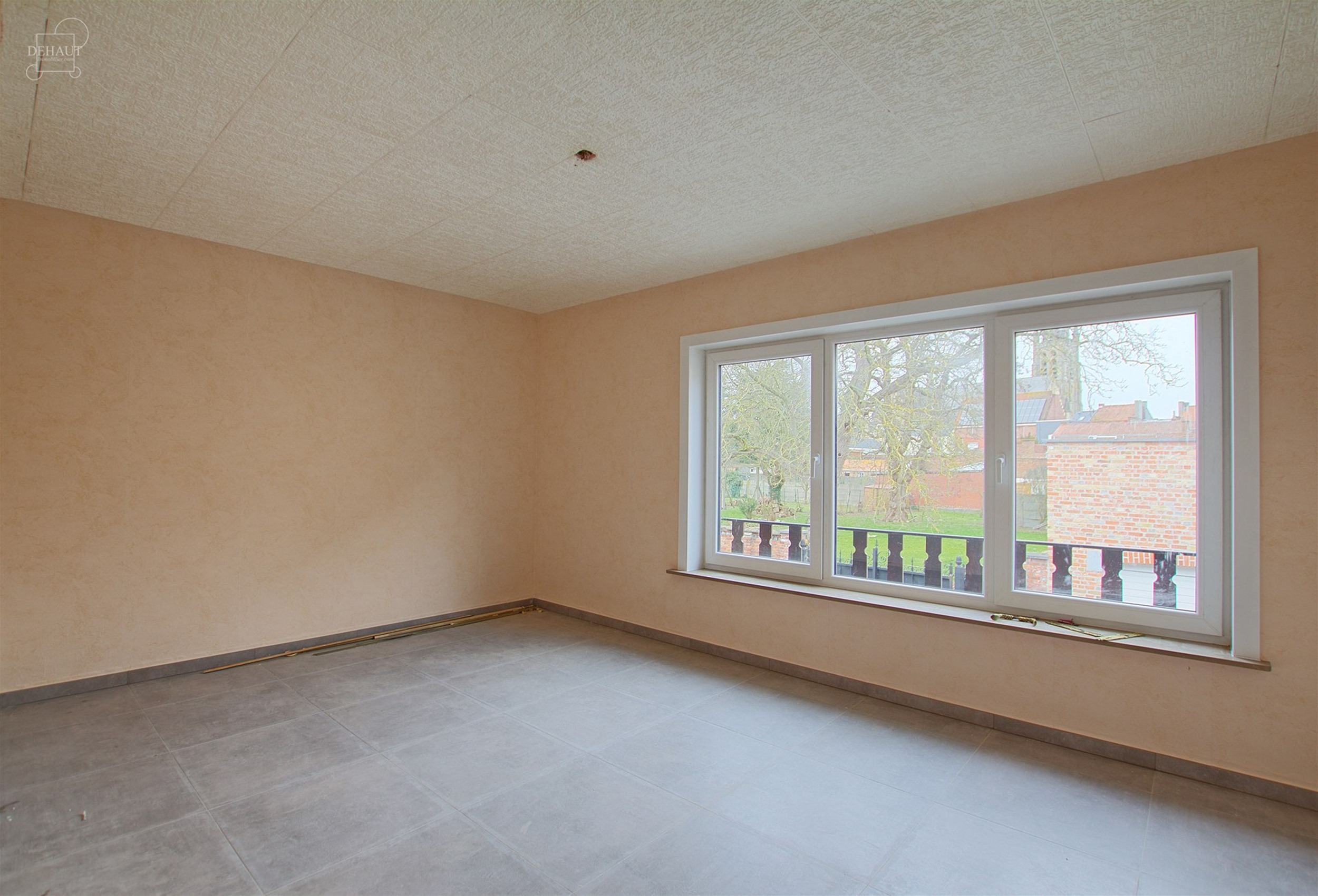 Appartement avec garage idéalement situé à deux pas du centre-ville de Comines ! Situé au 1er étage, il comprend un beau séjour d'env. 30m² ave...