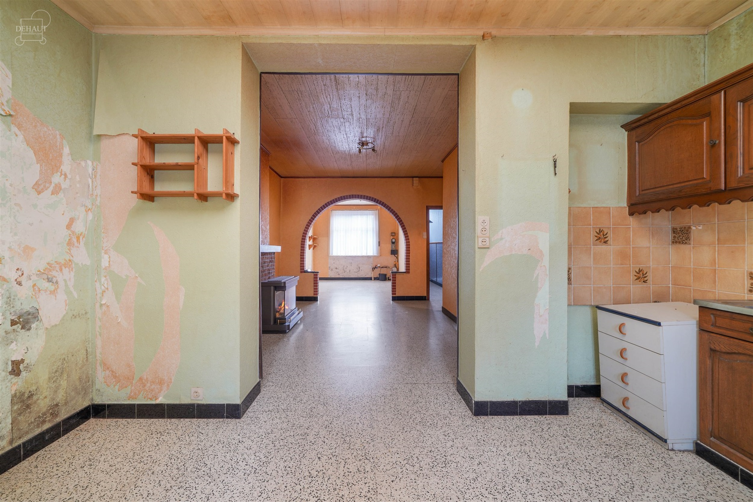 Te renoveren herenhuis met veel potentieel, gelegen vlakbij het centrum van COMINES.
Bestaat uit een hal, een woonkamer, een eetkamer, een keuken, een...