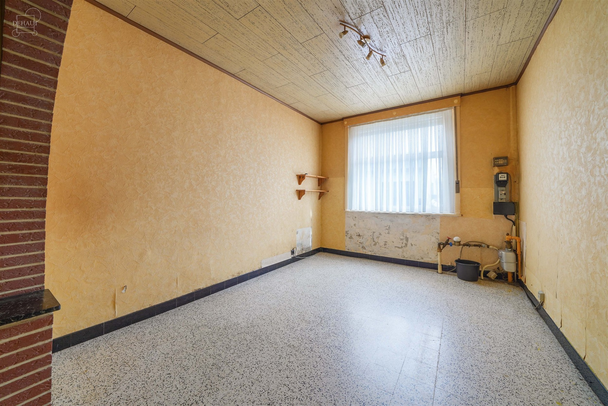 Te renoveren herenhuis met veel potentieel, gelegen vlakbij het centrum van COMINES.
Bestaat uit een hal, een woonkamer, een eetkamer, een keuken, een...