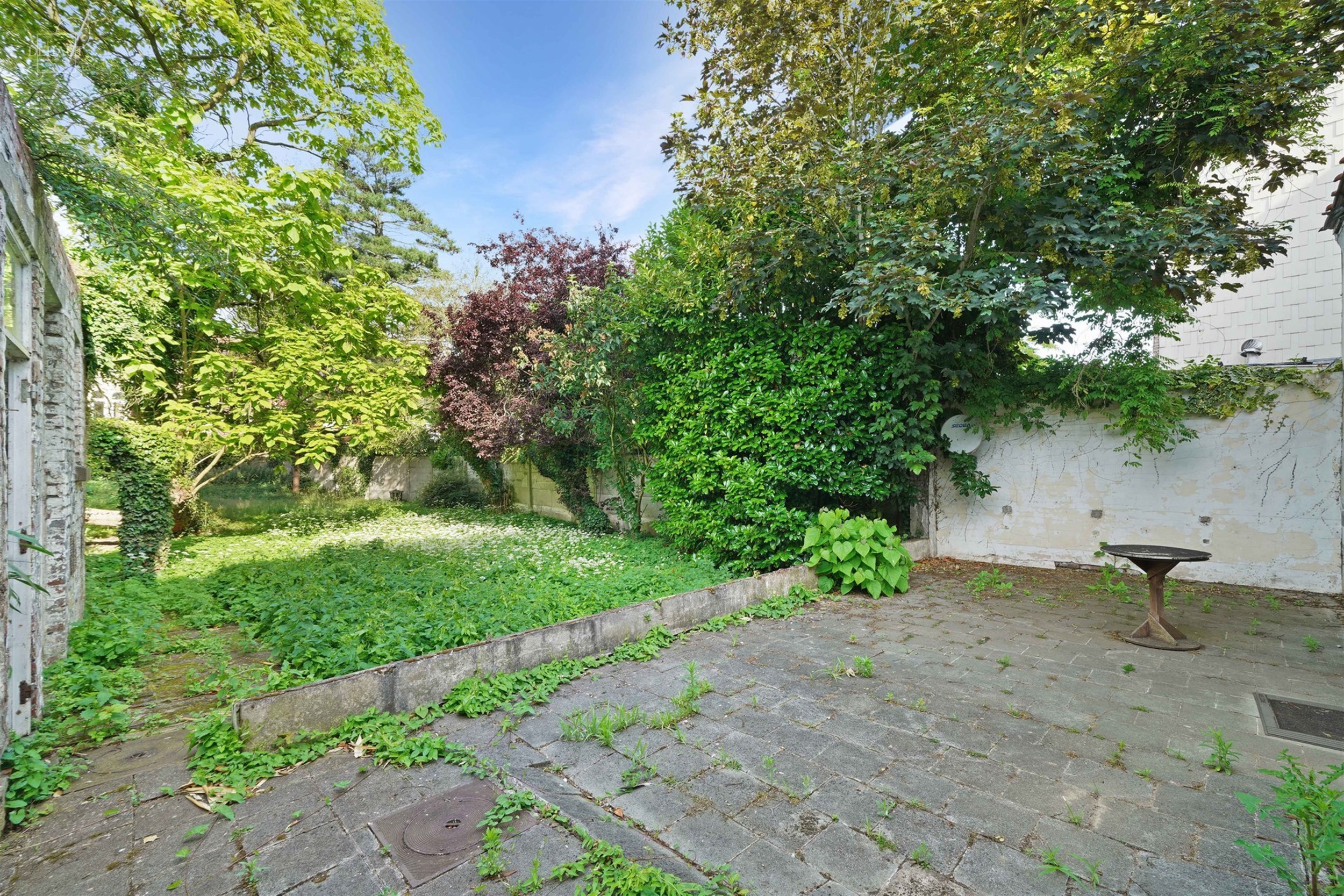 Immeuble de rapport avec garage et jardin comprenant 4 appartements répartis sur 3 étages. Chaque unité dispose d'un espace de vie ouvert et d'une ...