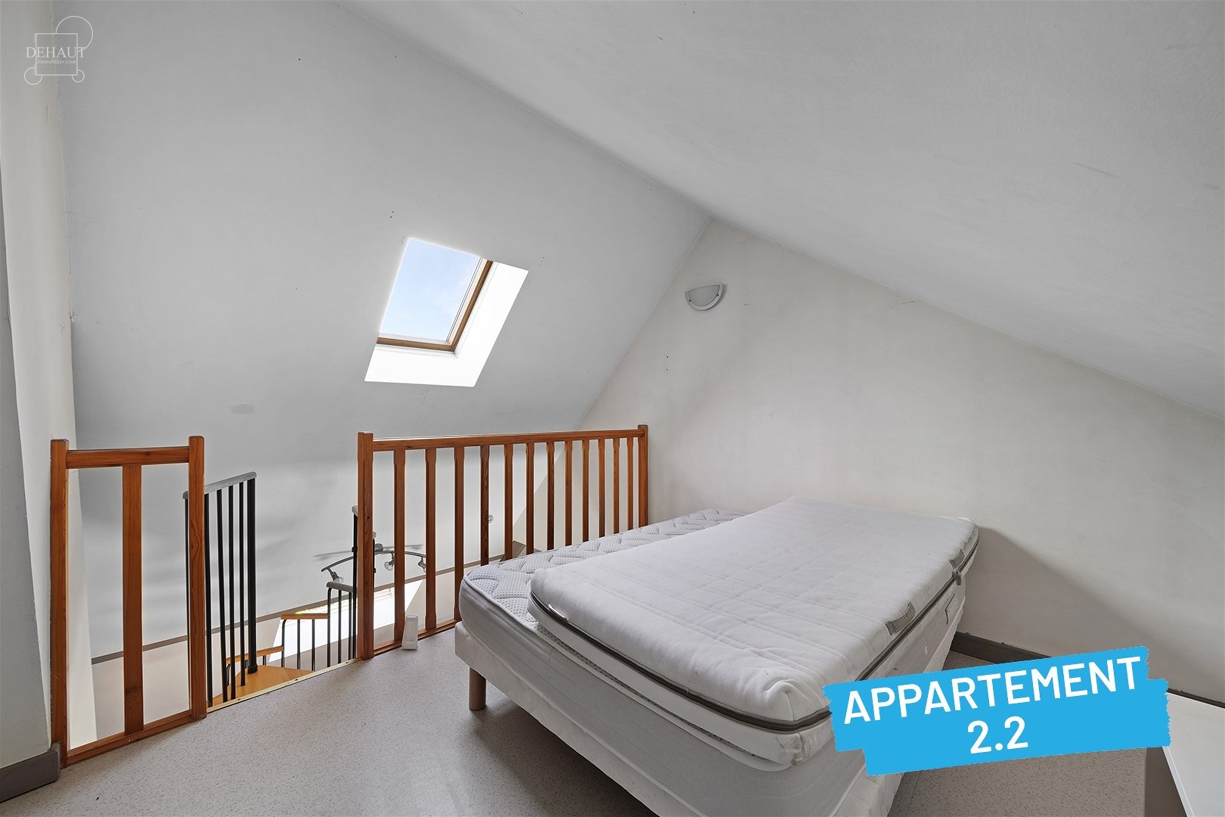 Immeuble de rapport avec garage et jardin comprenant 4 appartements répartis sur 3 étages. Chaque unité dispose d'un espace de vie ouvert et d'une ...