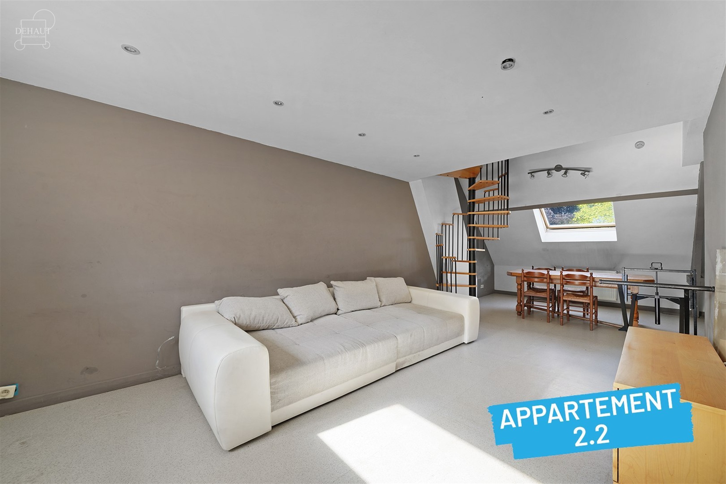 Immeuble de rapport avec garage et jardin comprenant 4 appartements répartis sur 3 étages. Chaque unité dispose d'un espace de vie ouvert et d'une ...