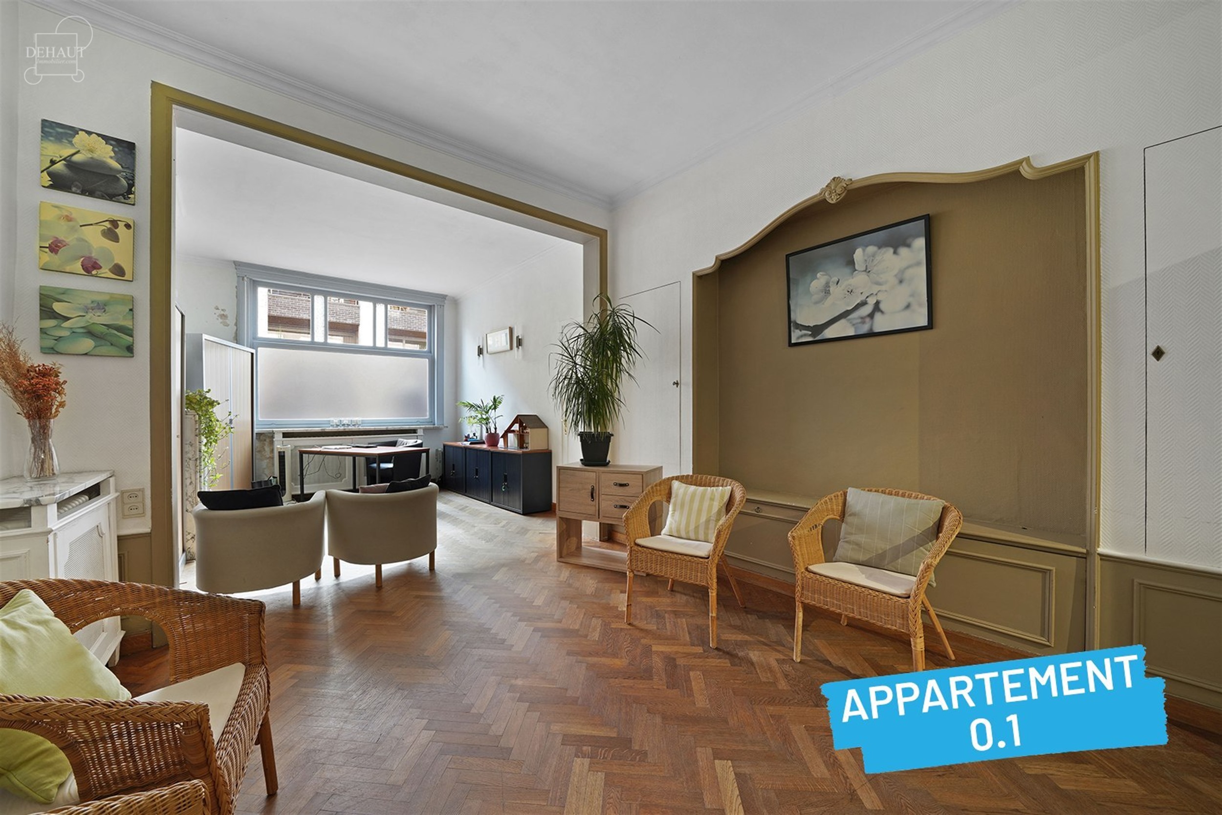 Immeuble de rapport avec garage et jardin comprenant 4 appartements répartis sur 3 étages. Chaque unité dispose d'un espace de vie ouvert et d'une ...