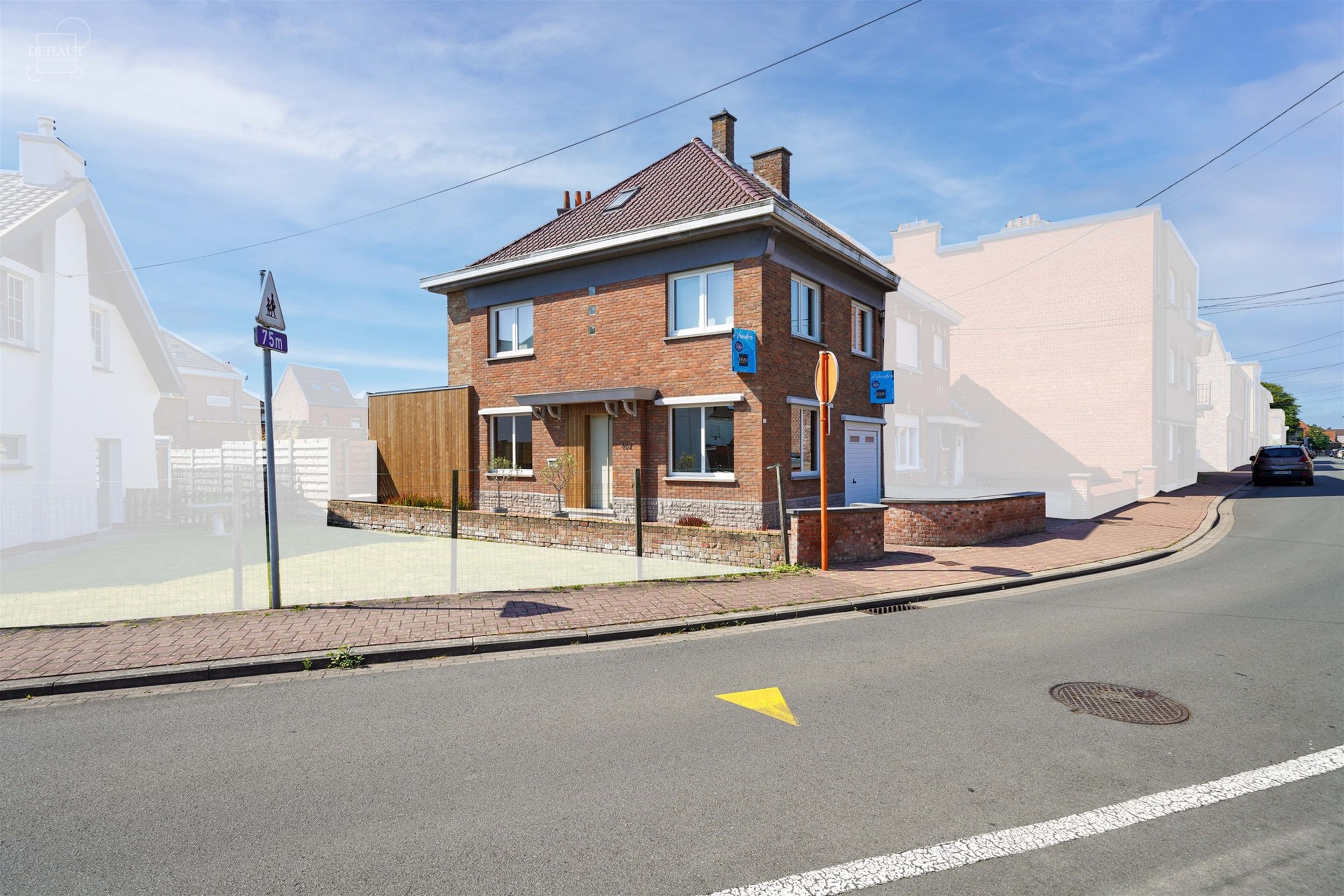 Schitterend huis met 3 voorgevels gelegen in een rustige straat met garage en zijtoegang.
De begane grond bestaat uit een hal die leidt naar een aang...