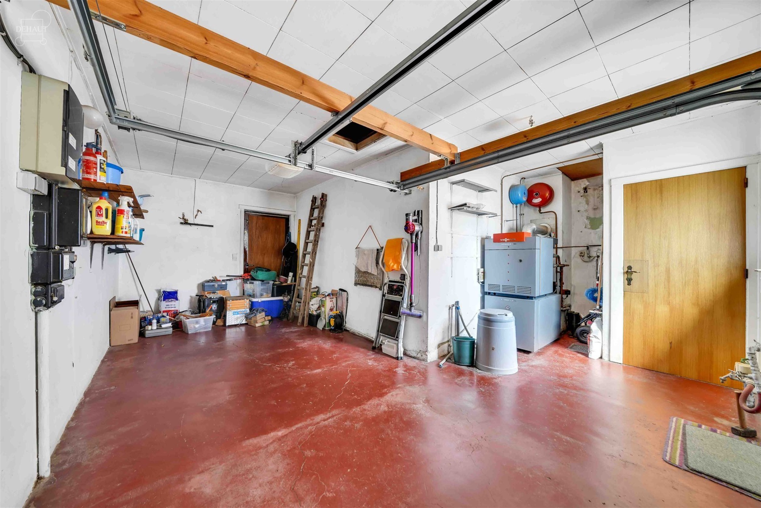 Maison de plain-pied 3 façades avec garage idéalement située dans un quartier résidentiel.
Comprend un hall d'entrée desservant un séjour, une ...