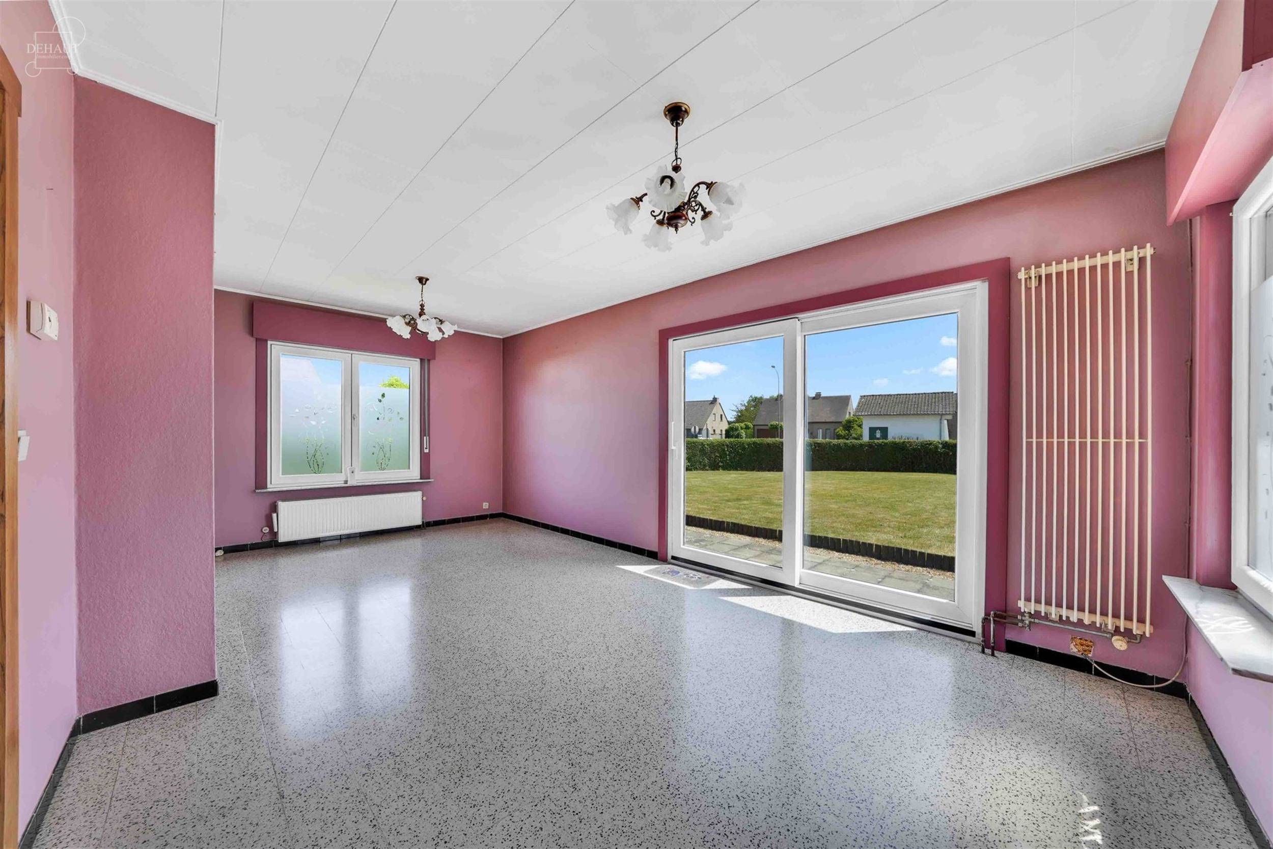 Maison de plain-pied 3 façades avec garage idéalement située dans un quartier résidentiel.
Comprend un hall d'entrée desservant un séjour, une ...