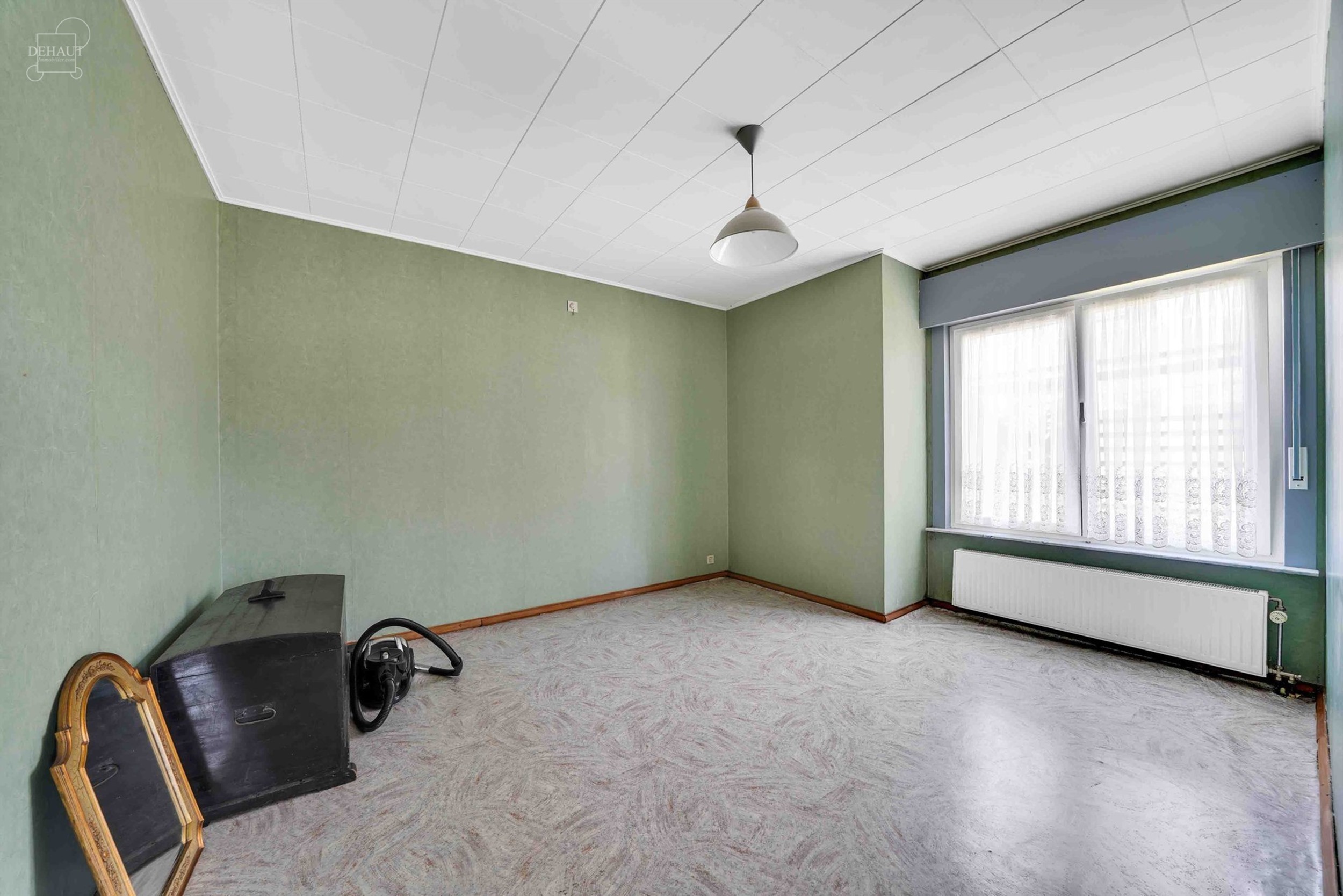 Maison de plain-pied 3 façades avec garage idéalement située dans un quartier résidentiel.
Comprend un hall d'entrée desservant un séjour, une ...