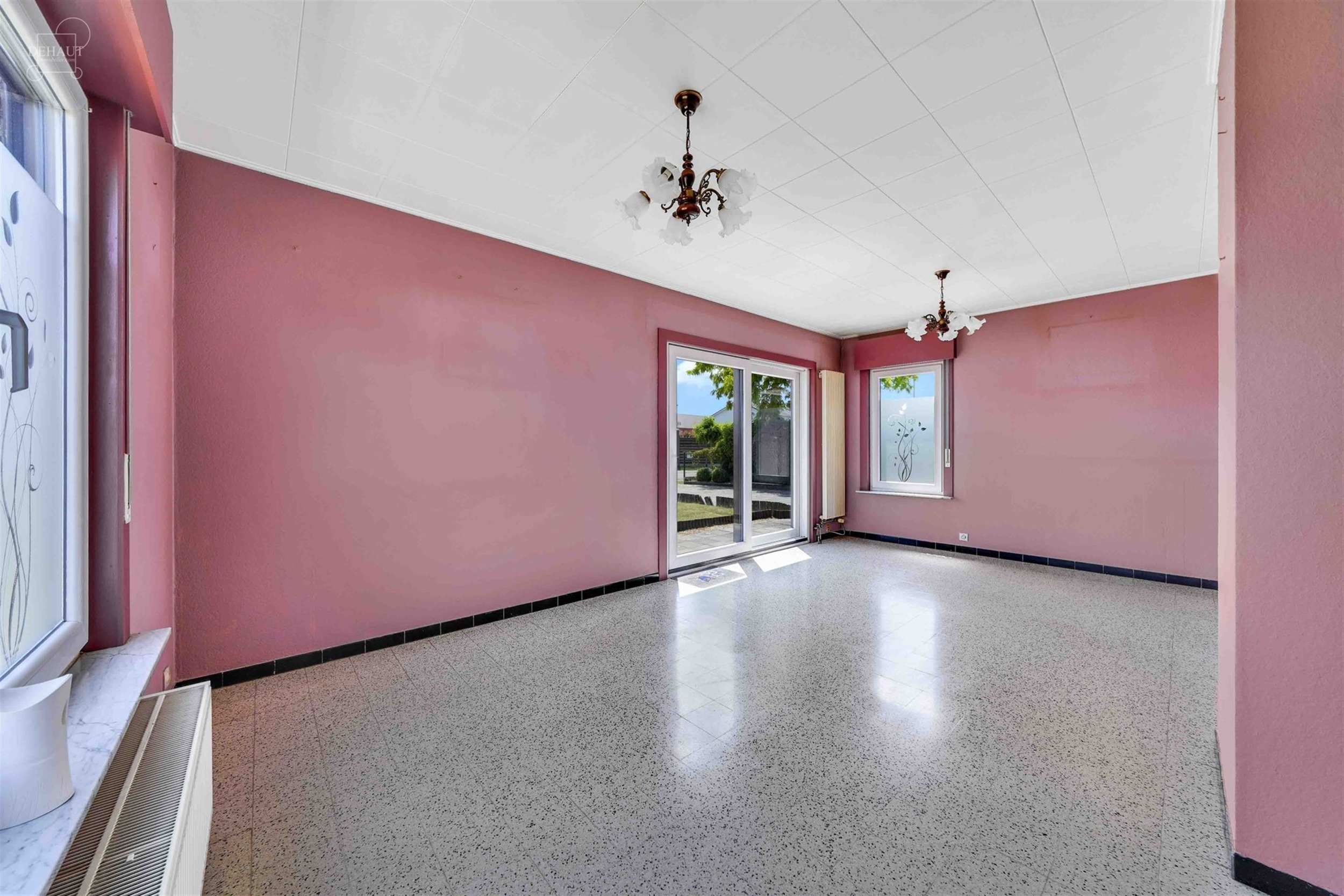 Maison de plain-pied 3 façades avec garage idéalement située dans un quartier résidentiel.
Comprend un hall d'entrée desservant un séjour, une ...