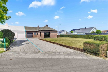 Gelijkvloerse woning met drie gevels en garage, ideaal gelegen in een woonwijk.
Bestaat uit een hal die uitkomt op een woonkamer, een ingerichte keuke...