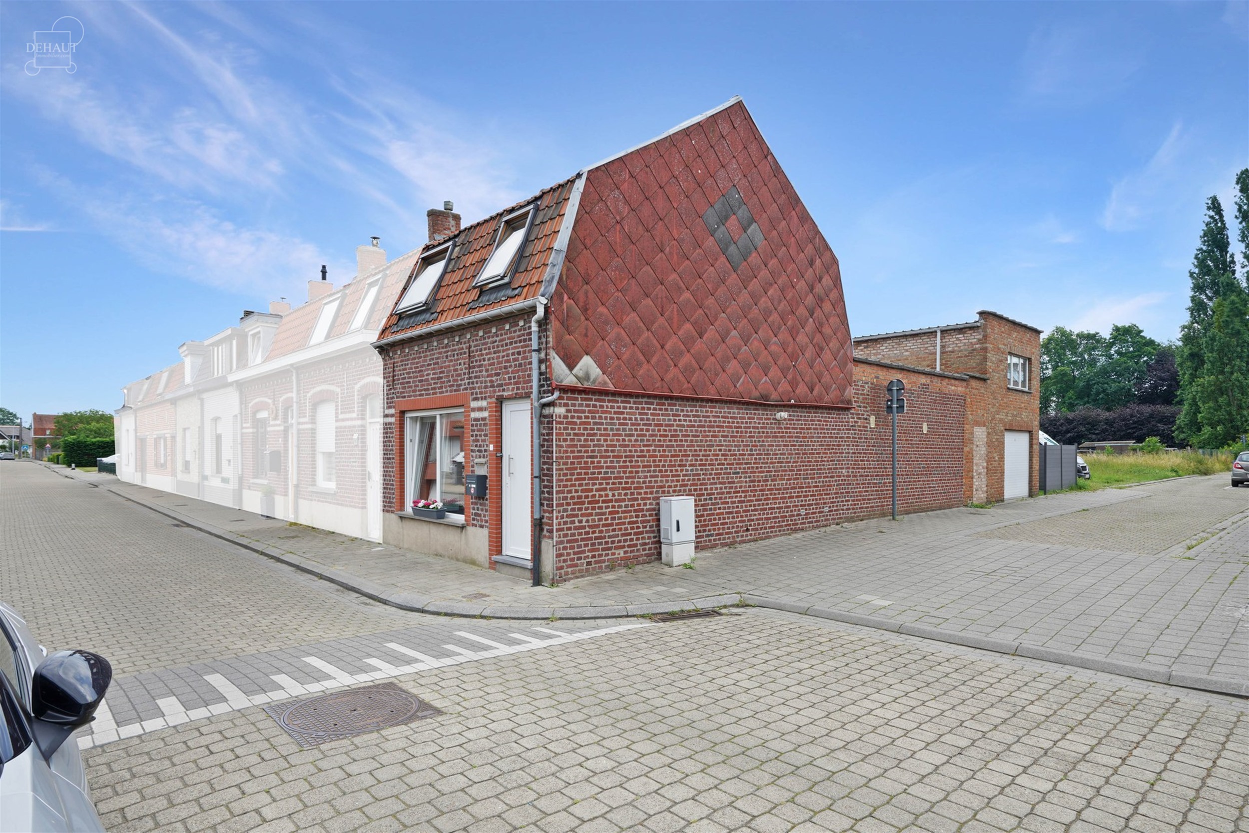 Jolie maison semi-flamande 3 façades située dans une rue calme . Propose un lumineux séjour, une cuisine équipée, une salle de bain, une buanderi...