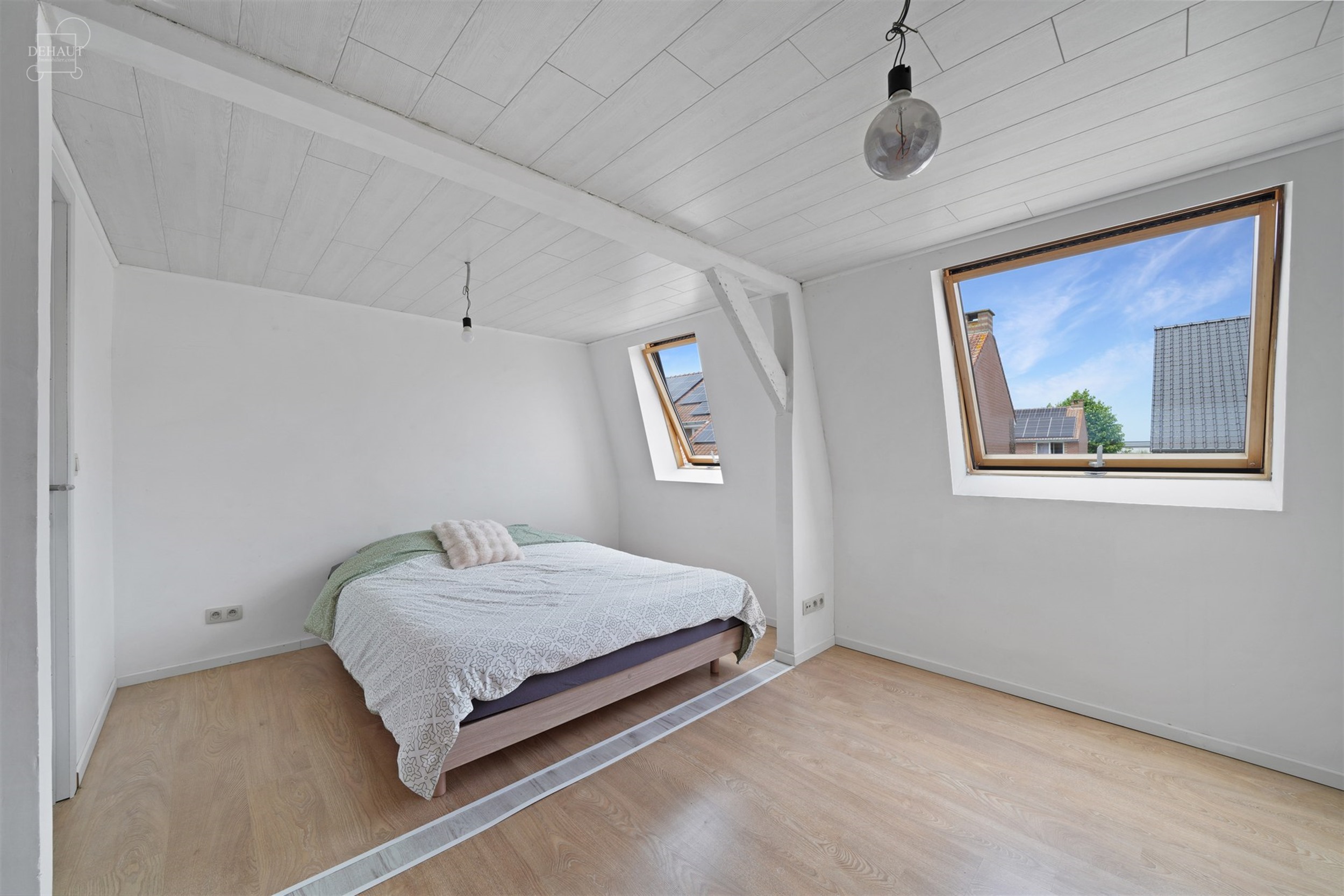 Jolie maison semi-flamande 3 façades située dans une rue calme . Propose un lumineux séjour, une cuisine équipée, une salle de bain, une buanderi...