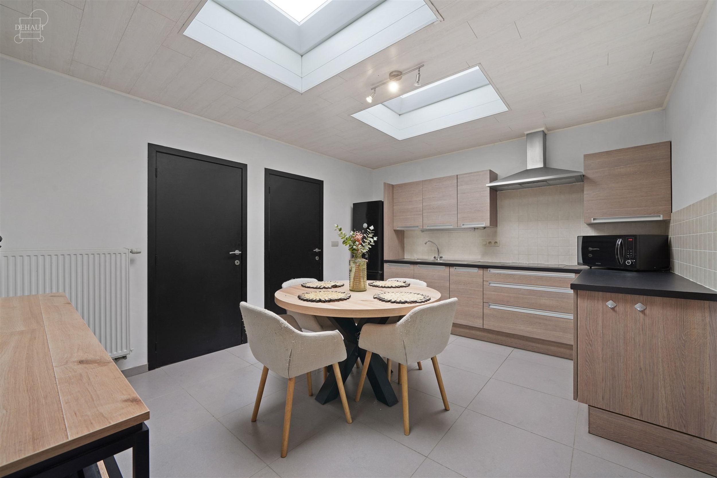 Jolie maison semi-flamande 3 façades située dans une rue calme . Propose un lumineux séjour, une cuisine équipée, une salle de bain, une buanderi...