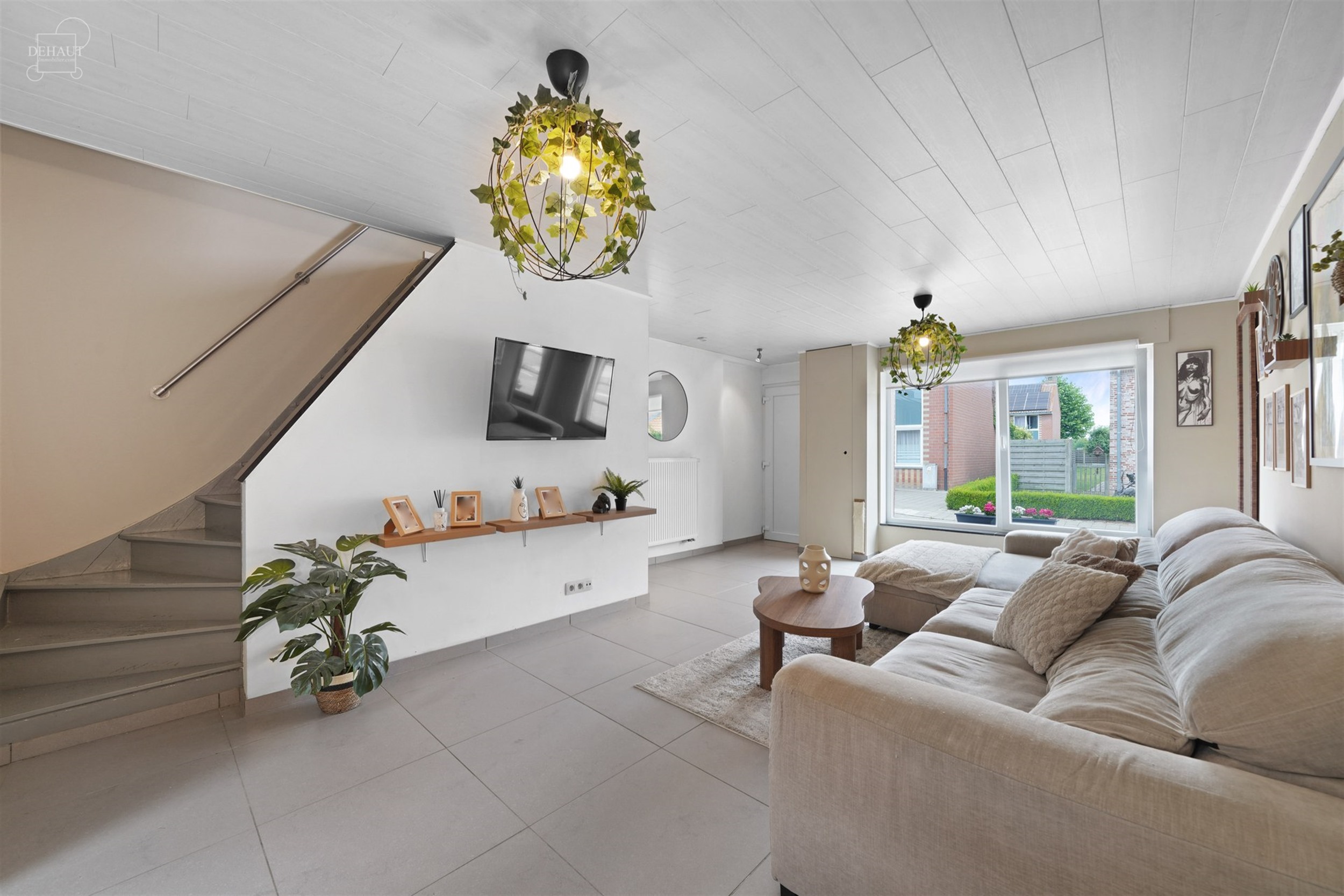 Jolie maison semi-flamande 3 façades située dans une rue calme . Propose un lumineux séjour, une cuisine équipée, une salle de bain, une buanderi...