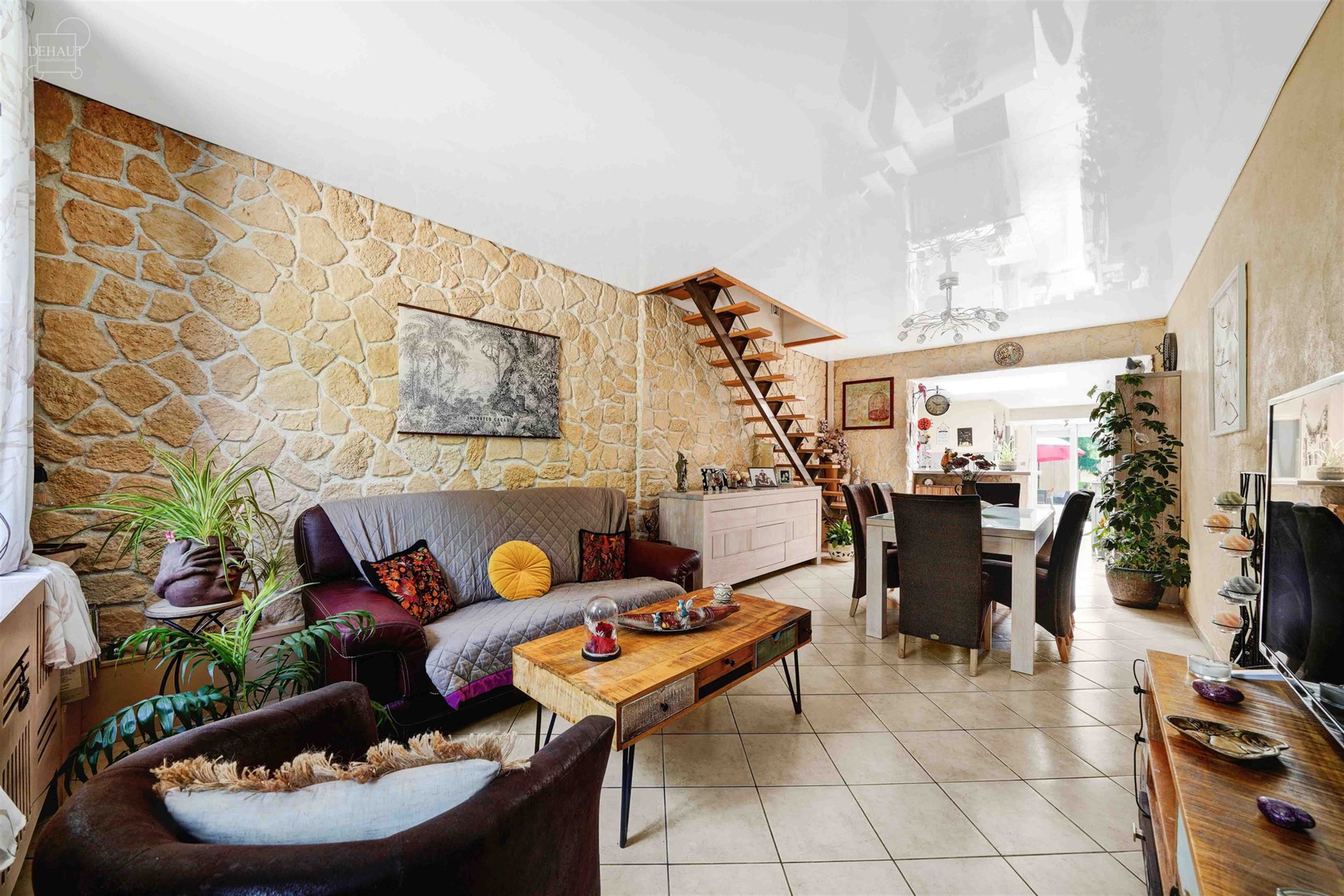 Jolie maison de ville idéalement située au calme avec vue sur la Lys. Se compose d'un séjour, une cuisine équipée, une salle de bain, un WC indé...