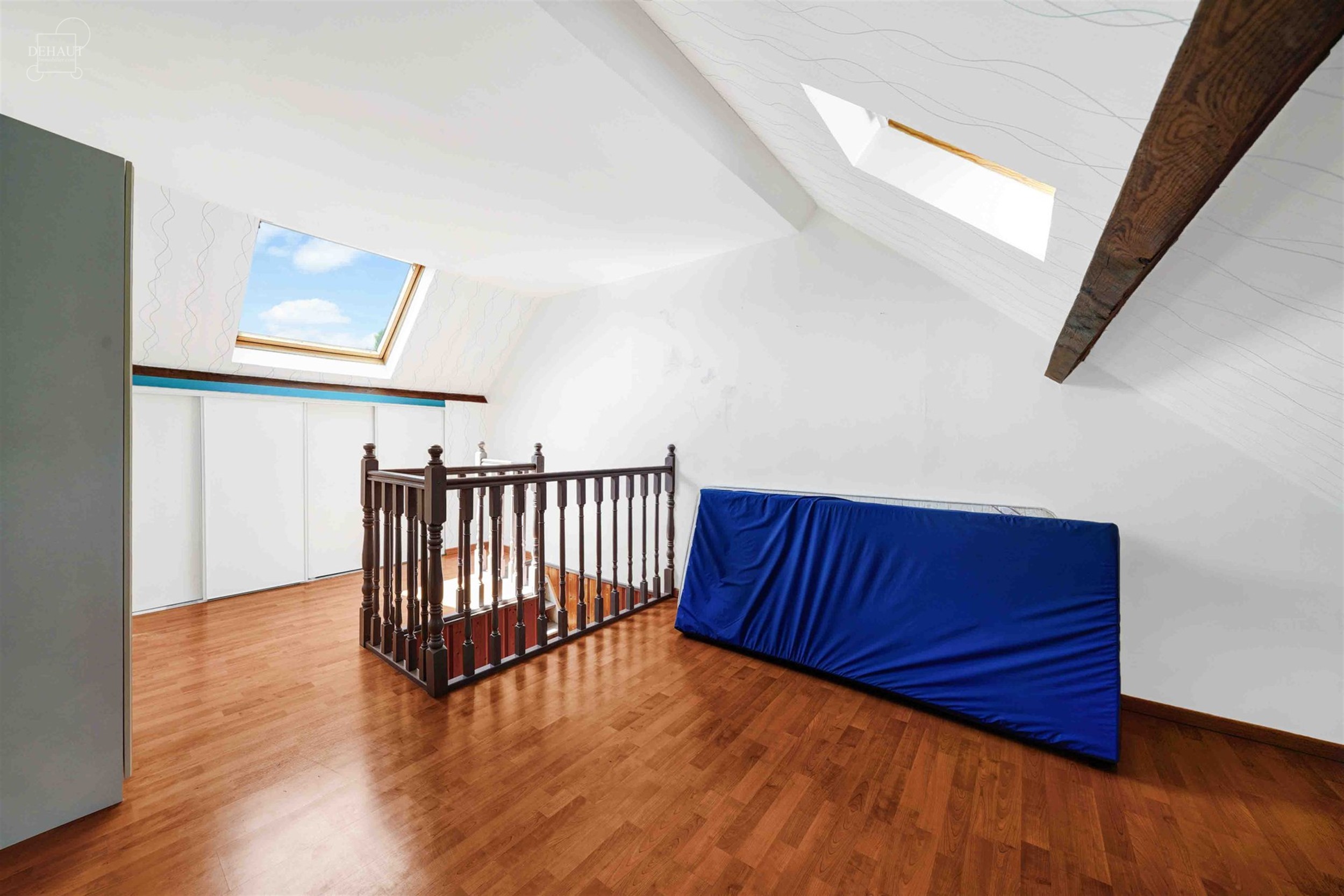 Jolie maison de ville idéalement située au calme avec vue sur la Lys. Se compose d'un séjour, une cuisine équipée, une salle de bain, un WC indé...