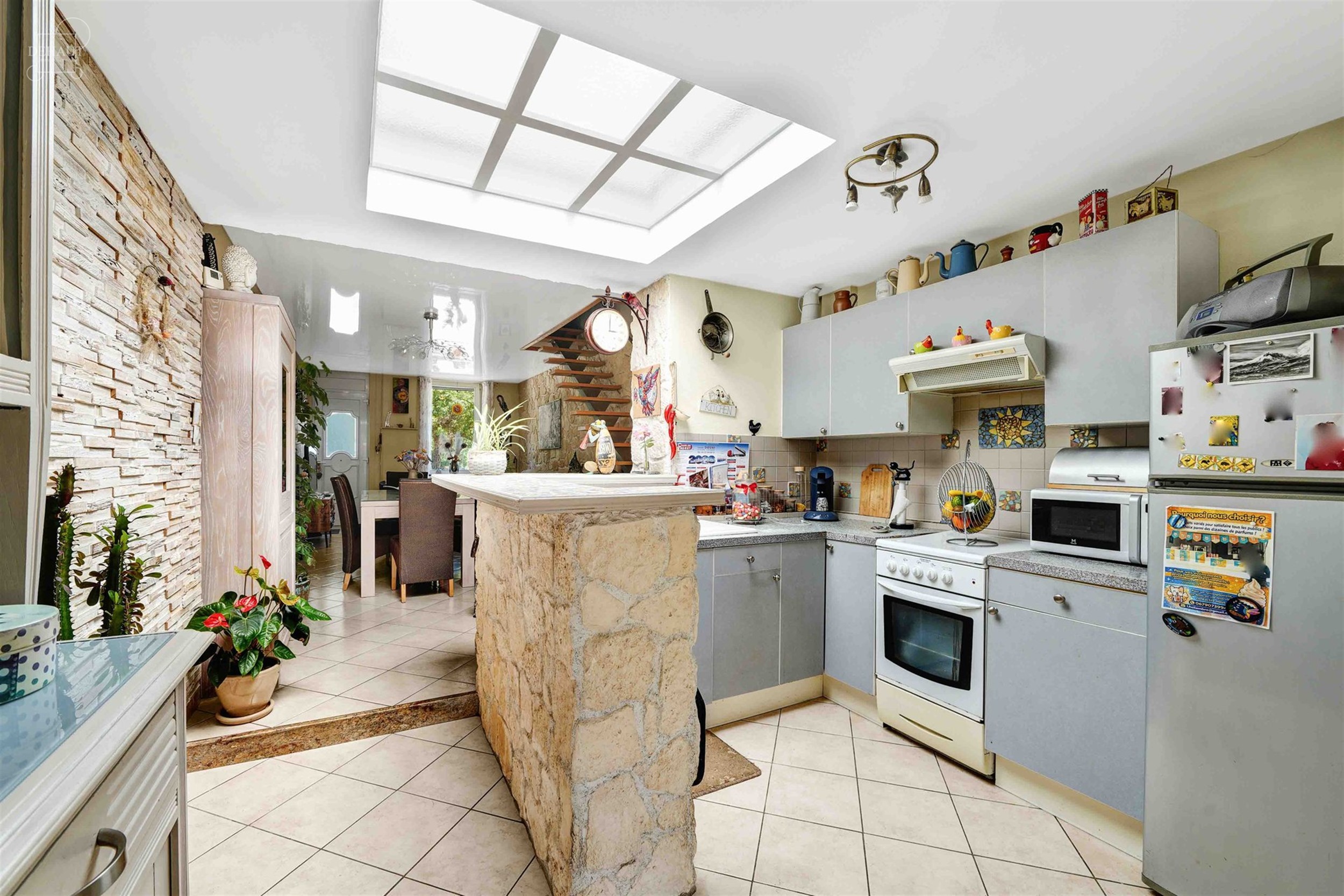 Jolie maison de ville idéalement située au calme avec vue sur la Lys. Se compose d'un séjour, une cuisine équipée, une salle de bain, un WC indé...